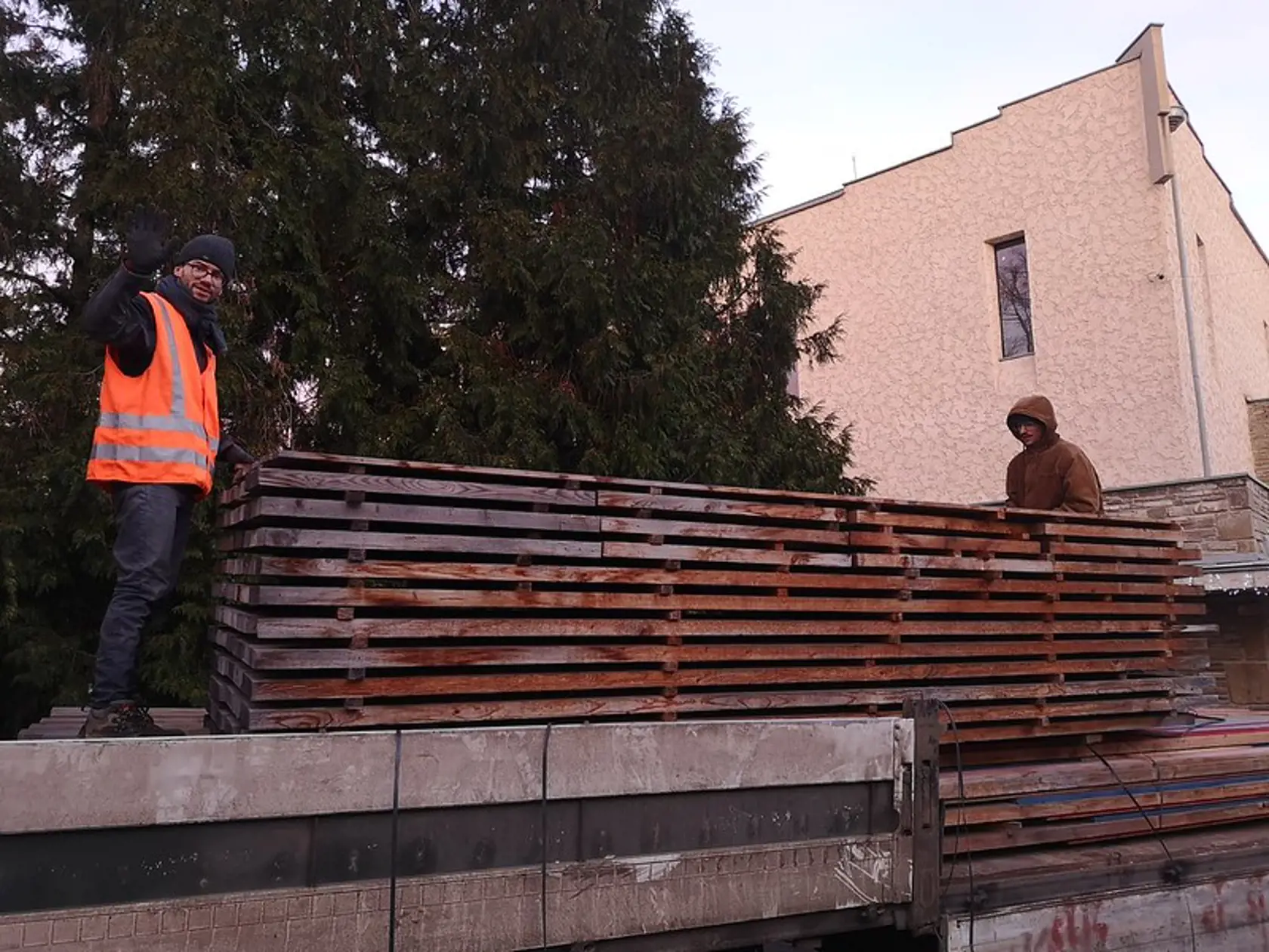 Aj takto vyzerajú práce na unikátnom diele Sphéra