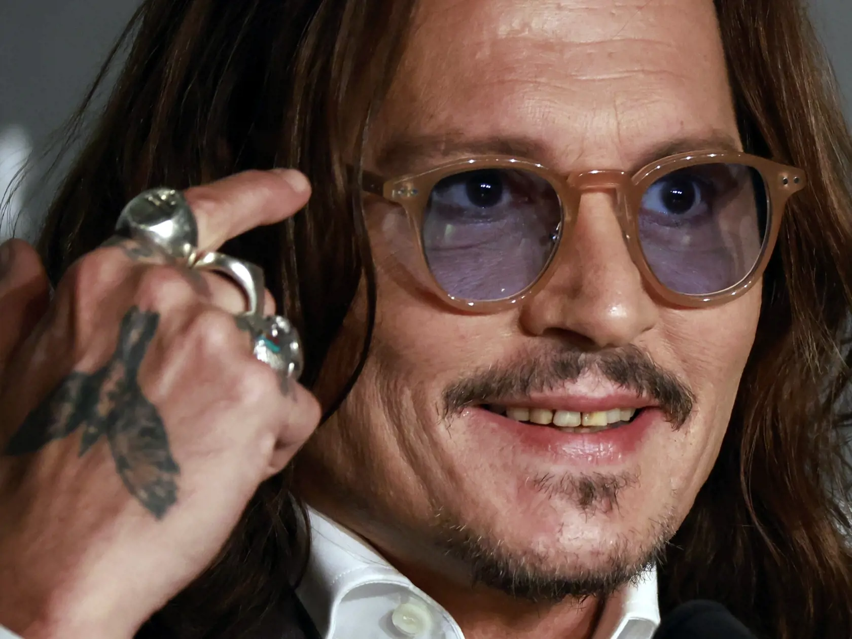 Ikonický Johnny Depp oslavuje 60! Znie to síce neuveriteľne, ale je to tak. Legendárny búrlivák, ktorý stvárnil množstvo filmových charakterov však doteraz lásku života nenašiel. Hoci to občas vyzeralo nádejne, momentálne je opäť sám.