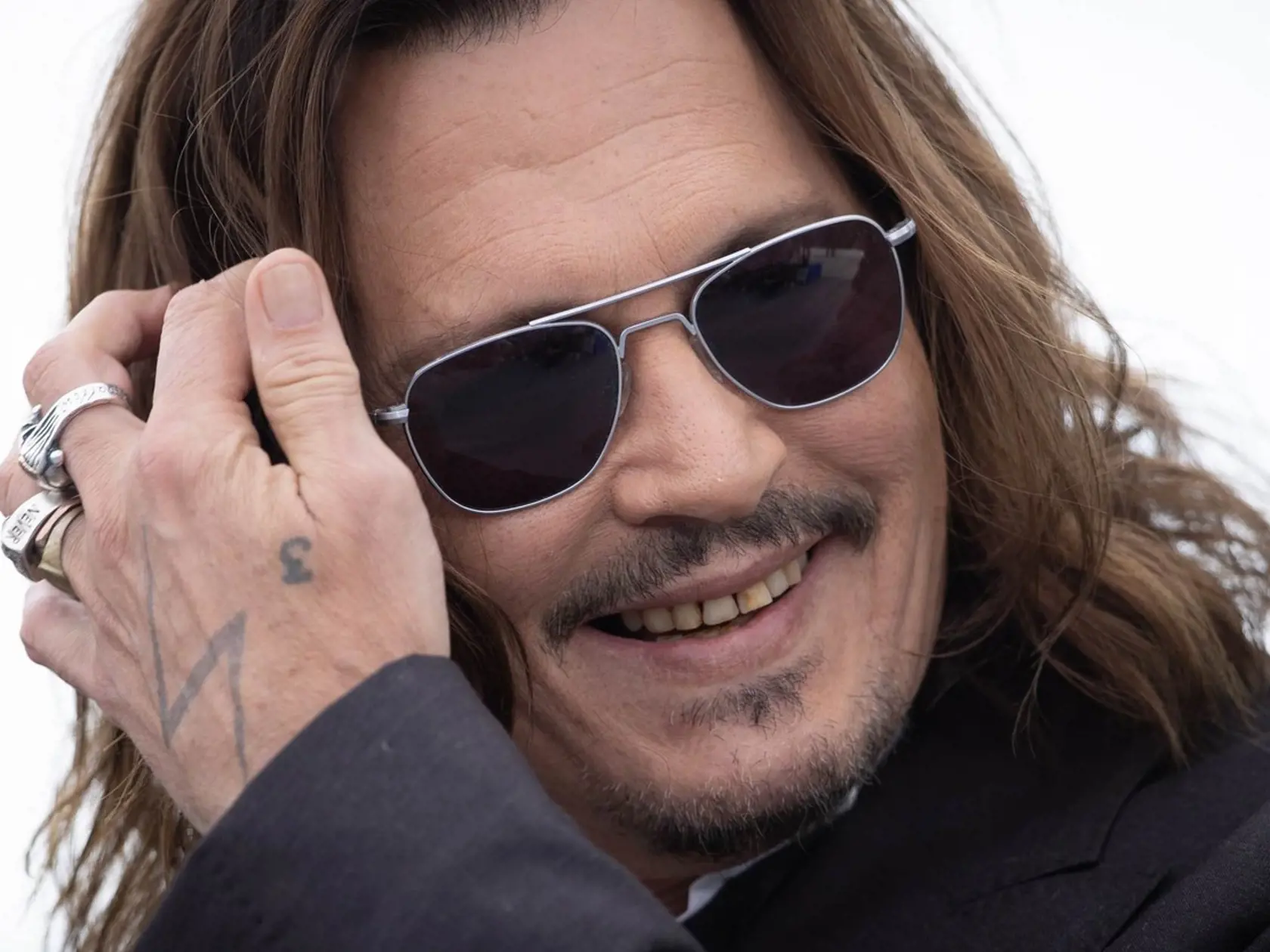 Ikonický Johnny Depp oslavuje 60! Znie to síce neuveriteľne, ale je to tak. Legendárny búrlivák, ktorý stvárnil množstvo filmových charakterov však doteraz lásku života nenašiel. Hoci to občas vyzeralo nádejne, momentálne je opäť sám.