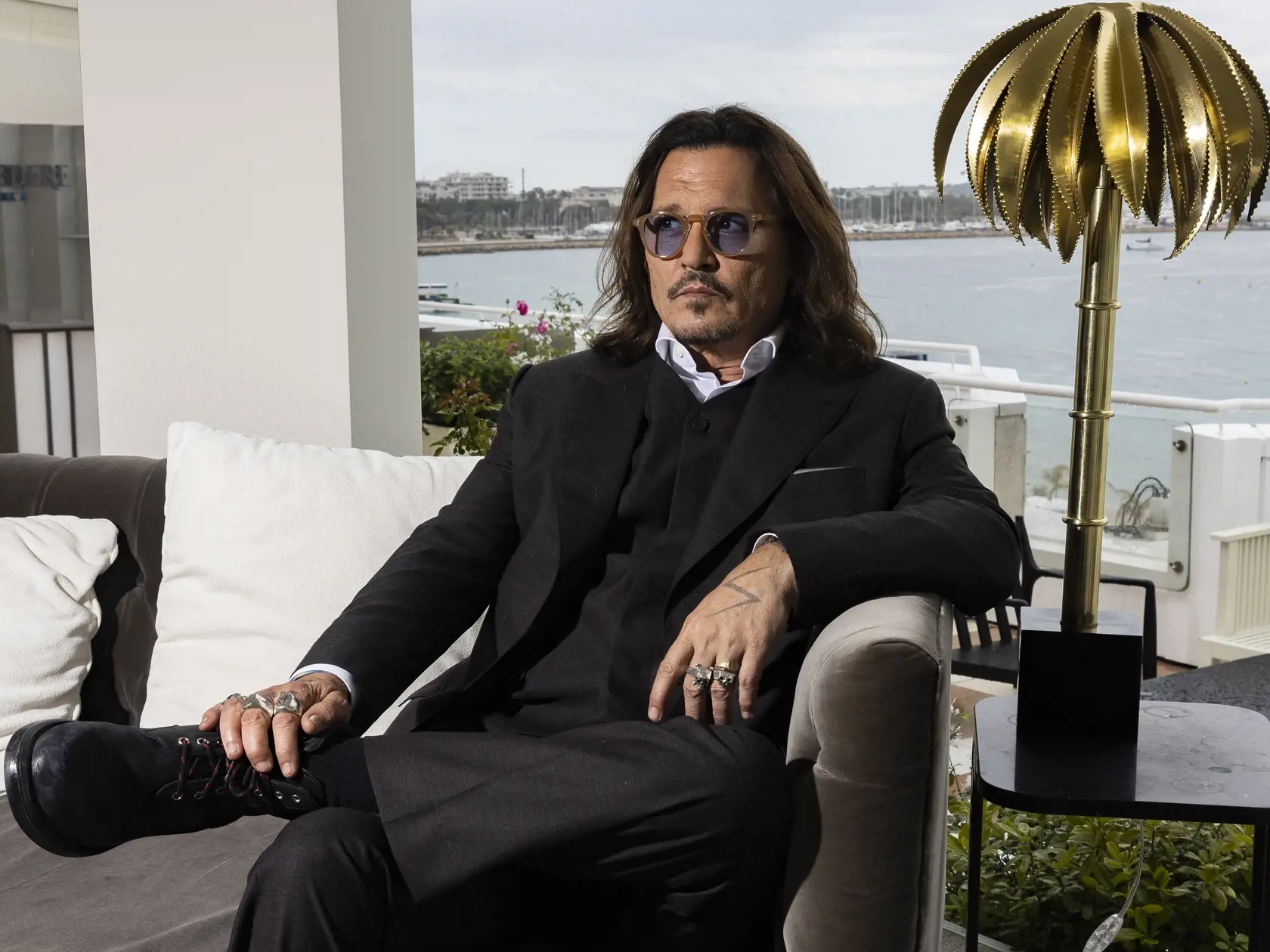 Ikonický Johnny Depp oslavuje 60! Znie to síce neuveriteľne, ale je to tak. Legendárny búrlivák, ktorý stvárnil množstvo filmových charakterov však doteraz lásku života nenašiel. Hoci to občas vyzeralo nádejne, momentálne je opäť sám.