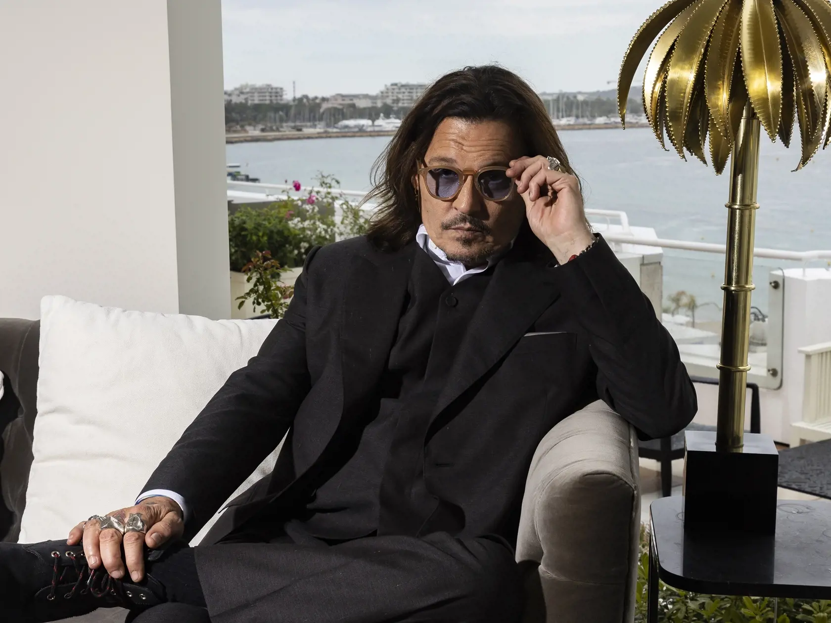 Ikonický Johnny Depp oslavuje 60! Znie to síce neuveriteľne, ale je to tak. Legendárny búrlivák, ktorý stvárnil množstvo filmových charakterov však doteraz lásku života nenašiel. Hoci to občas vyzeralo nádejne, momentálne je opäť sám.