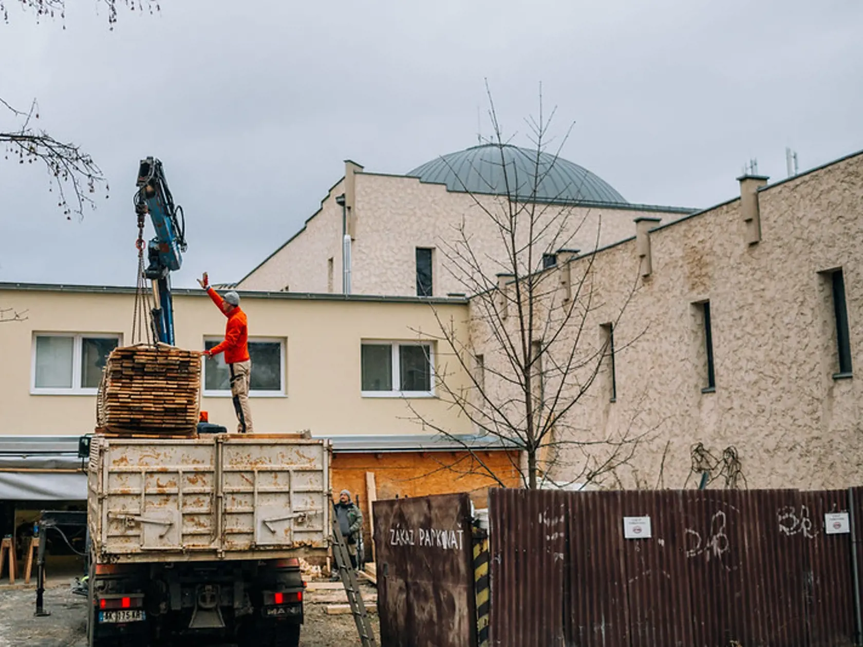 Aj takto vyzerajú práce na unikátnom diele Sphéra