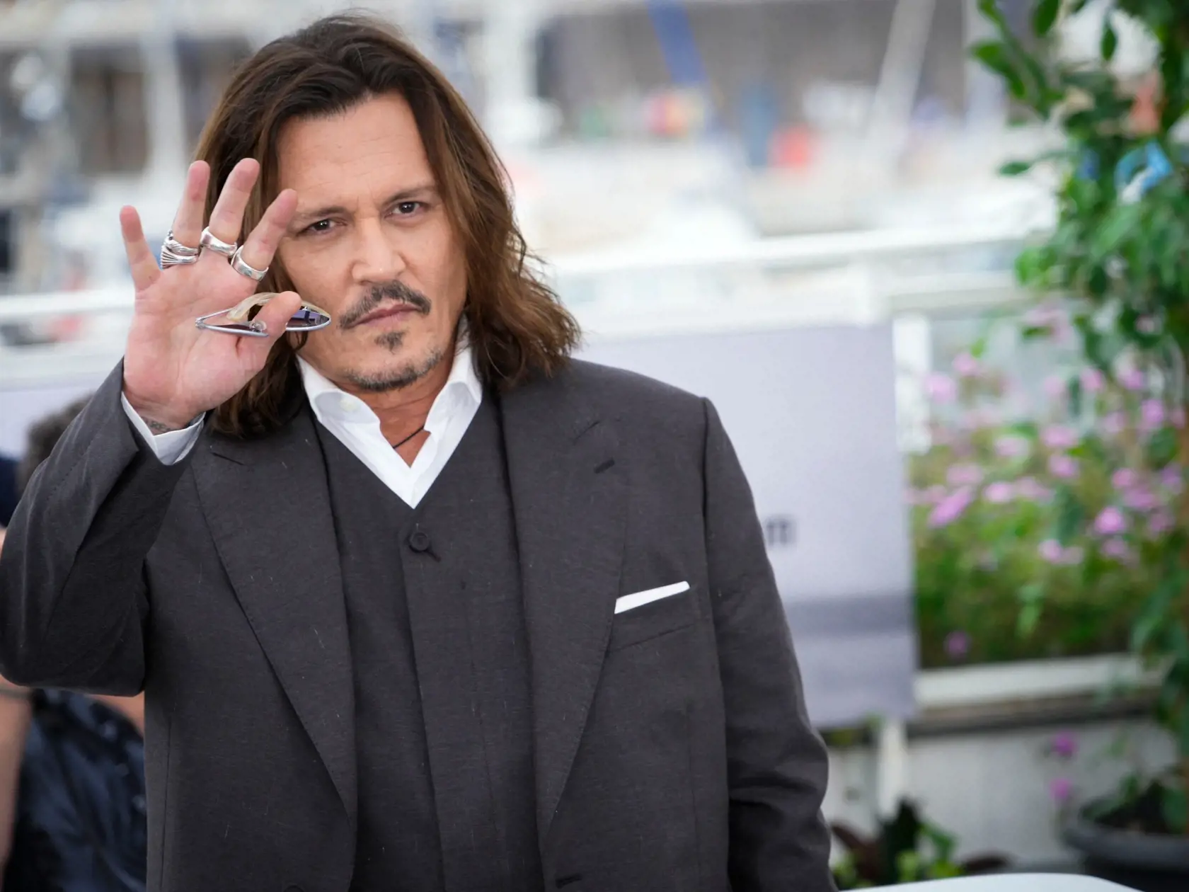 Hoci to znie neuveriteľne Johnny Depp oslavuje 60 rokov. Sláva si však aj v jeho prípade vyžiadala svoju daň. Po škandalóznom manželstve je momentálne opäť sám.