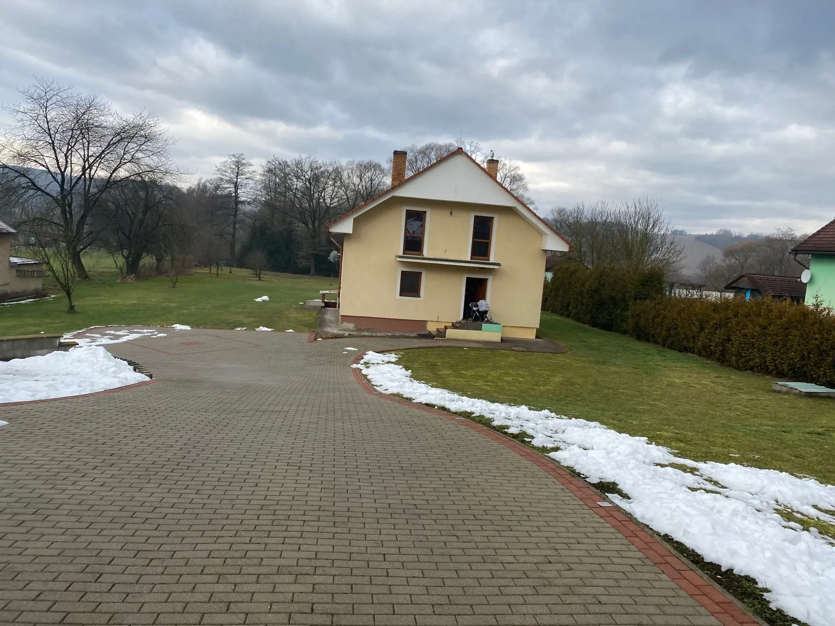 Dom, ktorý chcel exekútor predať pre 9-tisícový dlh na mobile exmanželky.