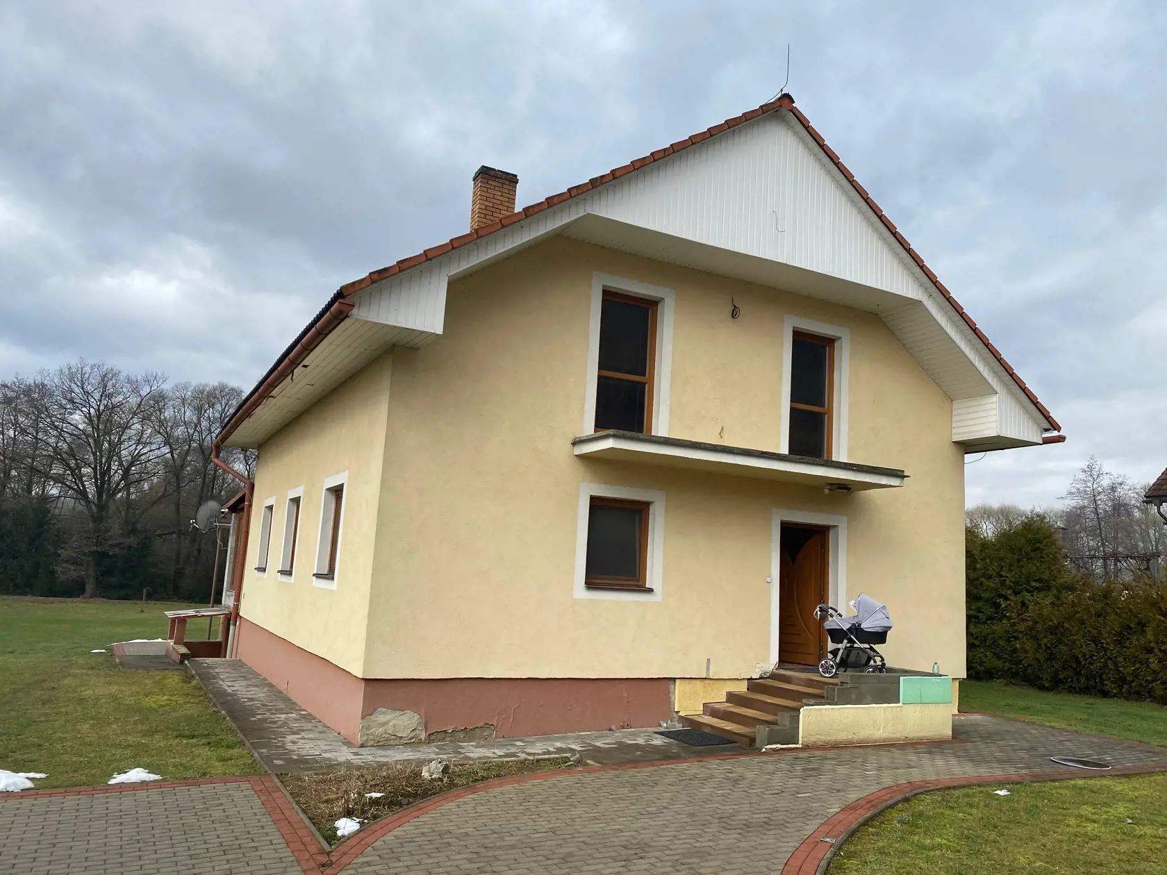 Dom, ktorý chcel exekútor predať pre 9-tisícový dlh na mobile exmanželky.