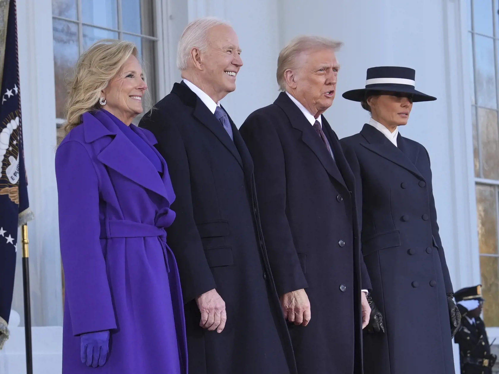 JB 19 Washington - Americký prezident Joe Biden (druhý zľava) a prvá dáma USA Jill Bidenová (vľavo) pózujú so zvoleným americkým prezidentom Donaldom Trumpom (druhý sprava) a jeho manželkou Melania Trumpovou (vpravo) počas ich príchodu do Bieleho domu vo Washingtone 20. januára 2025 pred dnešnou inauguráciou 47. prezidenta USA Donalda Trumpa Bidena a 50. viceprezidenta JD Vancea. FOTO TASR/AP

President Joe Biden, center left, and first lady Jill Biden, left, pose with President-elect Donald Trump, center right, and Melania Trump, right, upon arriving at the White House, Monday, Jan. 20, 2025, in Washington. (AP Photo/Evan Vucci)