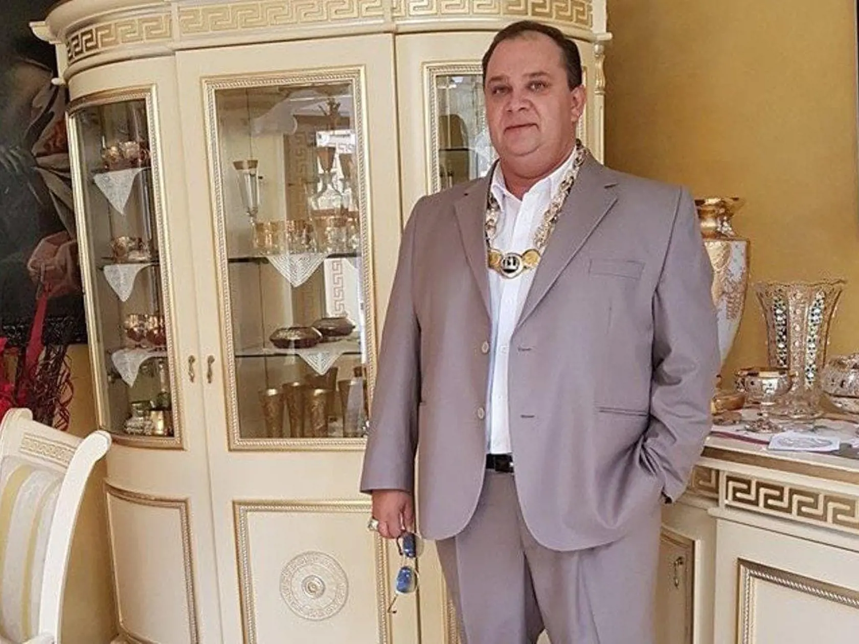Najobľúbenejším outfitom rómskeho kráľa sú kvalitné košele a obleky. Zlaté šperky nesmú chýbať.