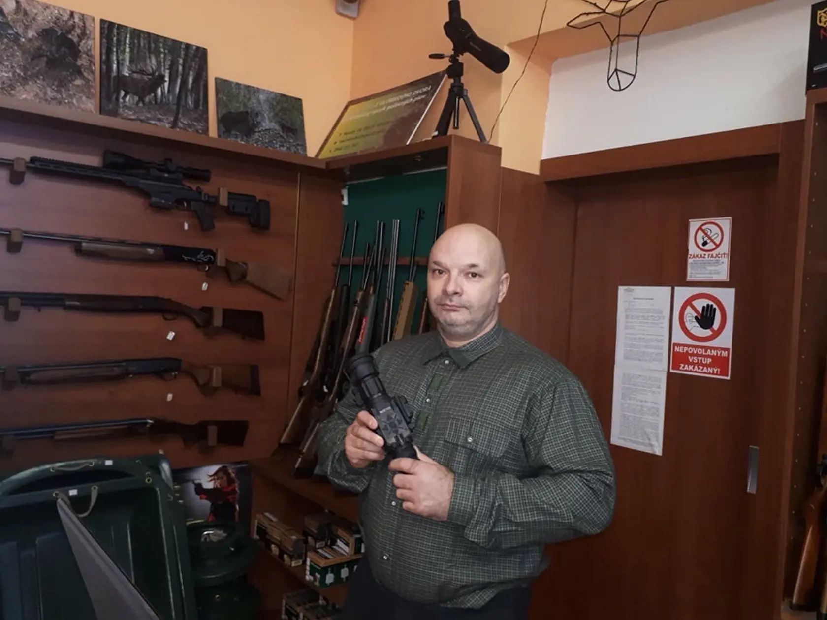 Radko Hanák je majiteľom predajne s poľovníckymi potrebami.