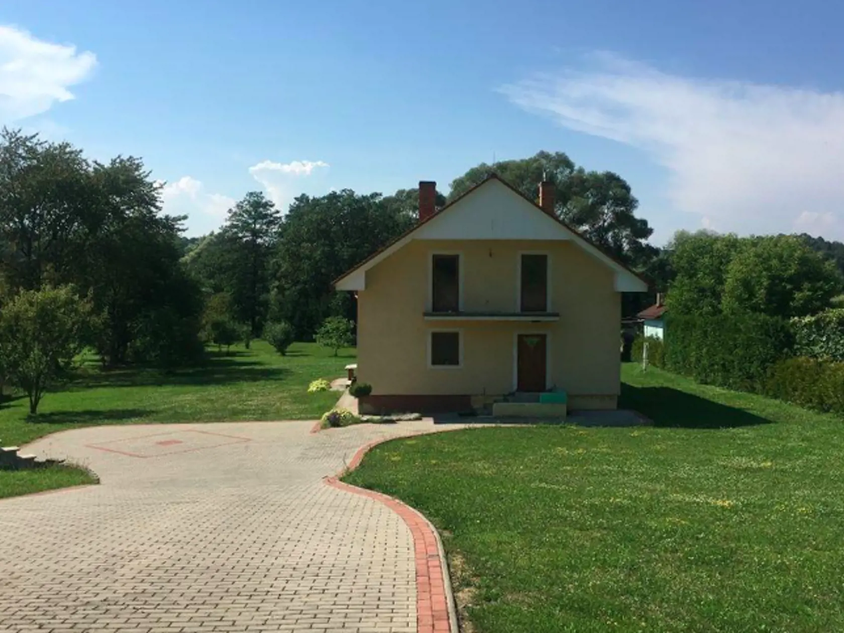 Rodinný dom Radka Hanáka, s exmanželkou vedie spor o vysporiadanie bezpodielového spoluvlastníctva manželov.