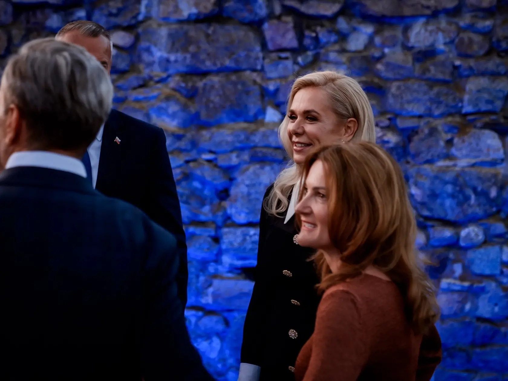 Ministerka hospodárstva sa ukázala v elegantných čiernych šatách a mala rozpustené vlasy. 