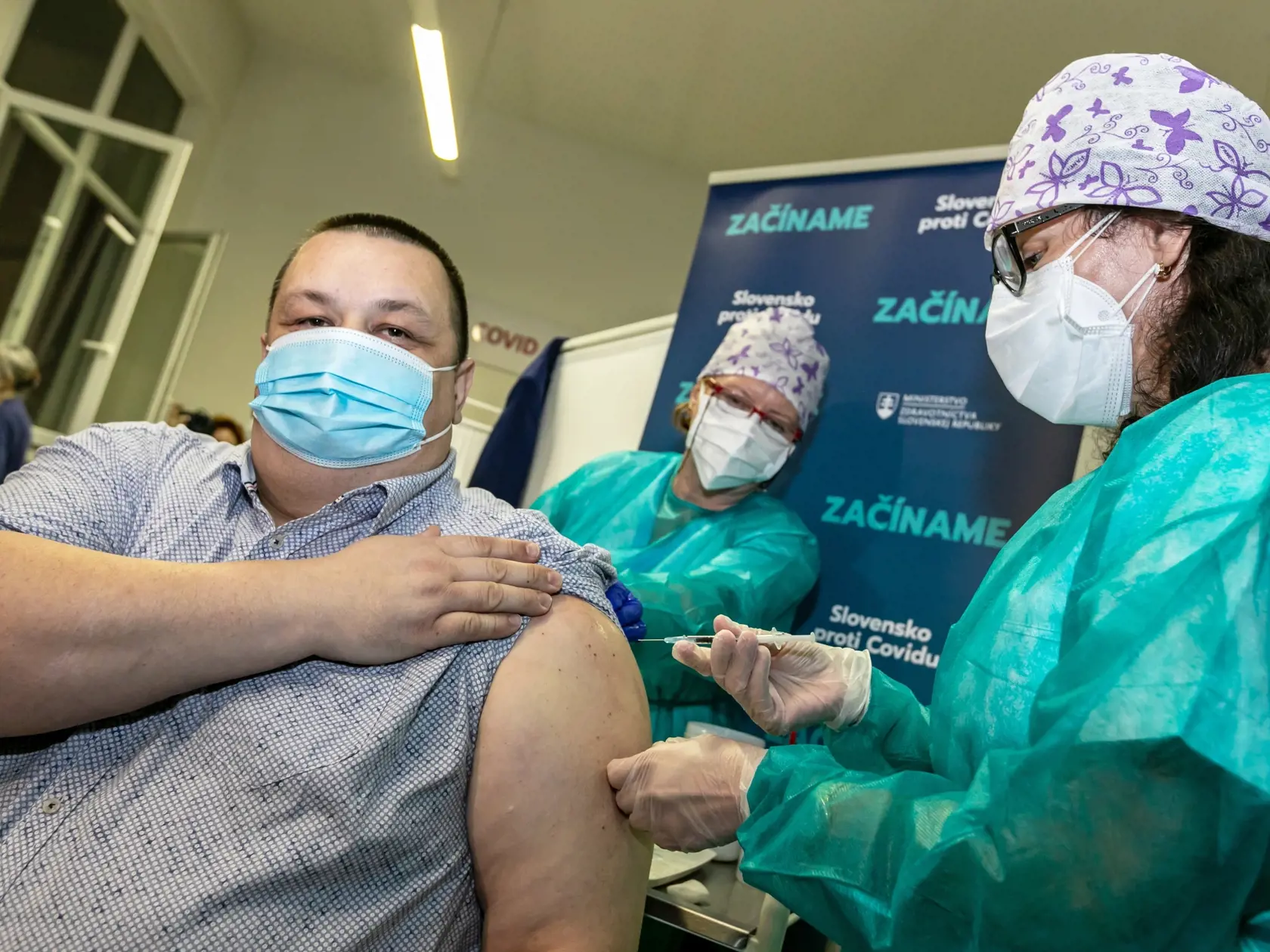 Zo začiatku sa z jednej ampulky vyťahovalo len 5 dávok vakcíny, s tenkými striekačkami môžu očkovať šesť ľudí.