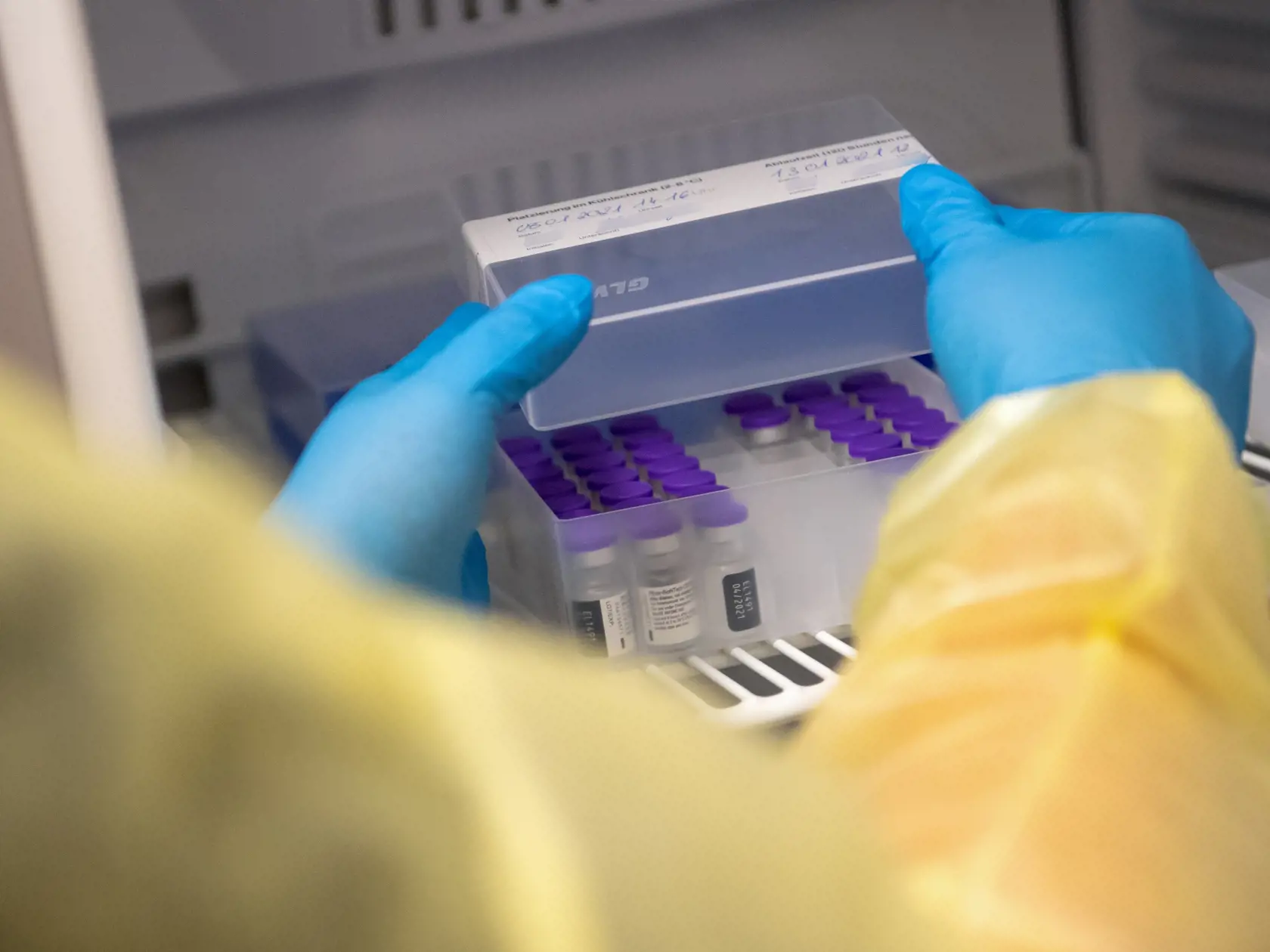 Zamestnankyňa vyberá zo špeciálnej chladničky ampulky s vakcínou Biontech/Pfizer proti koronavírusu SARS-CoV-2 v očkovacom centre.