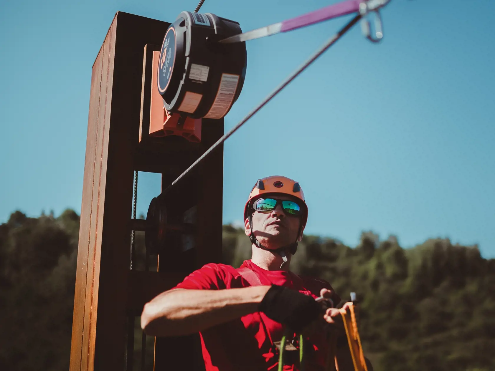 Jedinečná atrakcia zipline je vhodná pre mladých aj dospelých. Vyskúšal si ju aj župan Rasťo Trnka.
