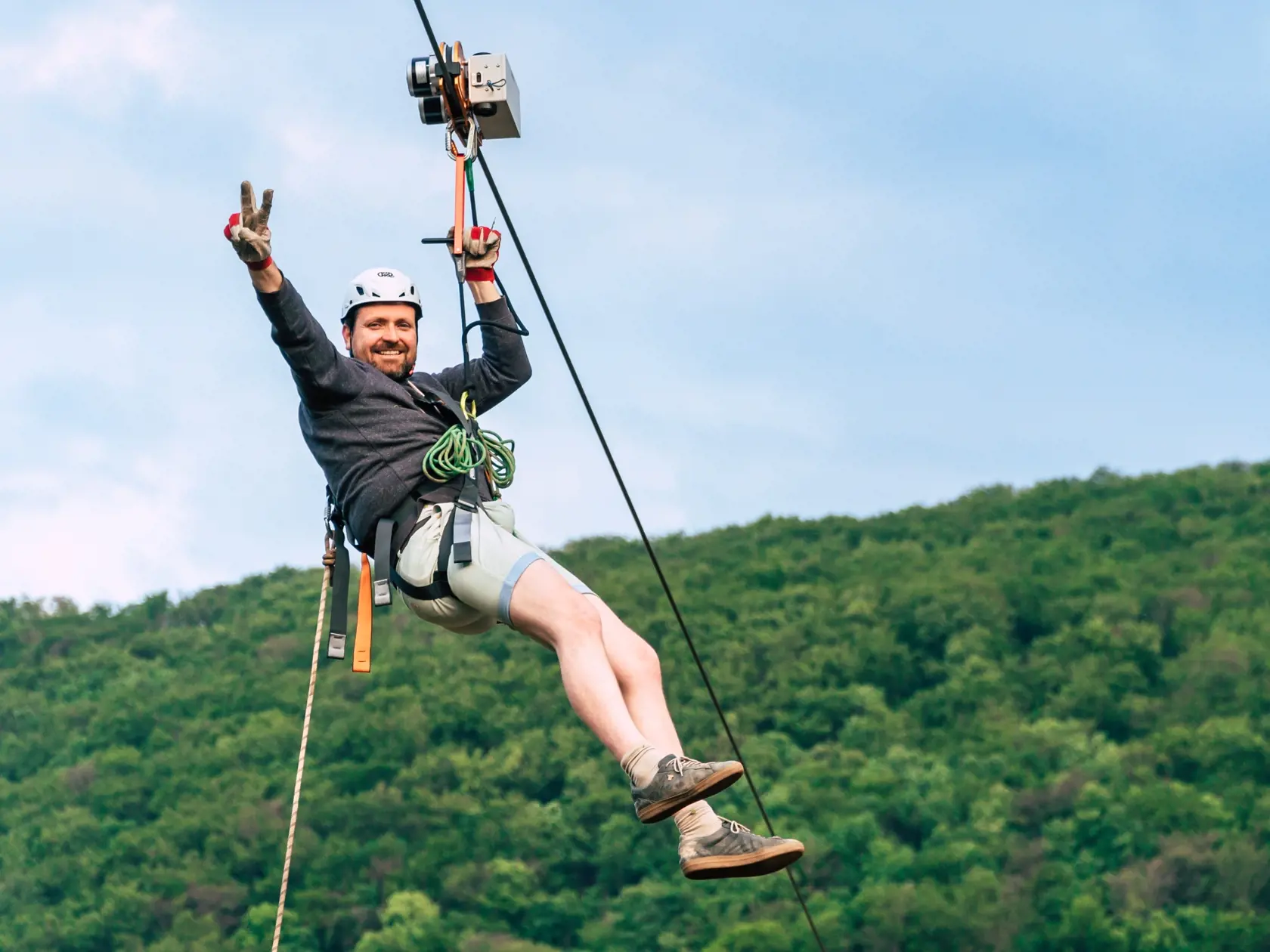 Jedinečná atrakcia zipline je vhodná pre mladých aj dospelých. Vyskúšal si ju aj župan Rasťo Trnka.