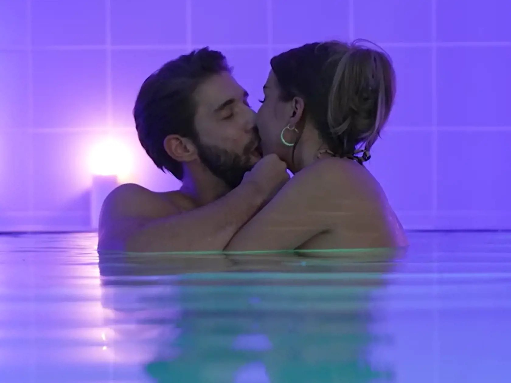 V podobnom duchu sa nieslo aj posledné rande s Petranou pred finále. V bazéne sa na seba hneď vrhli a ich bozkávanie pripomínalo jazykové tornádo.