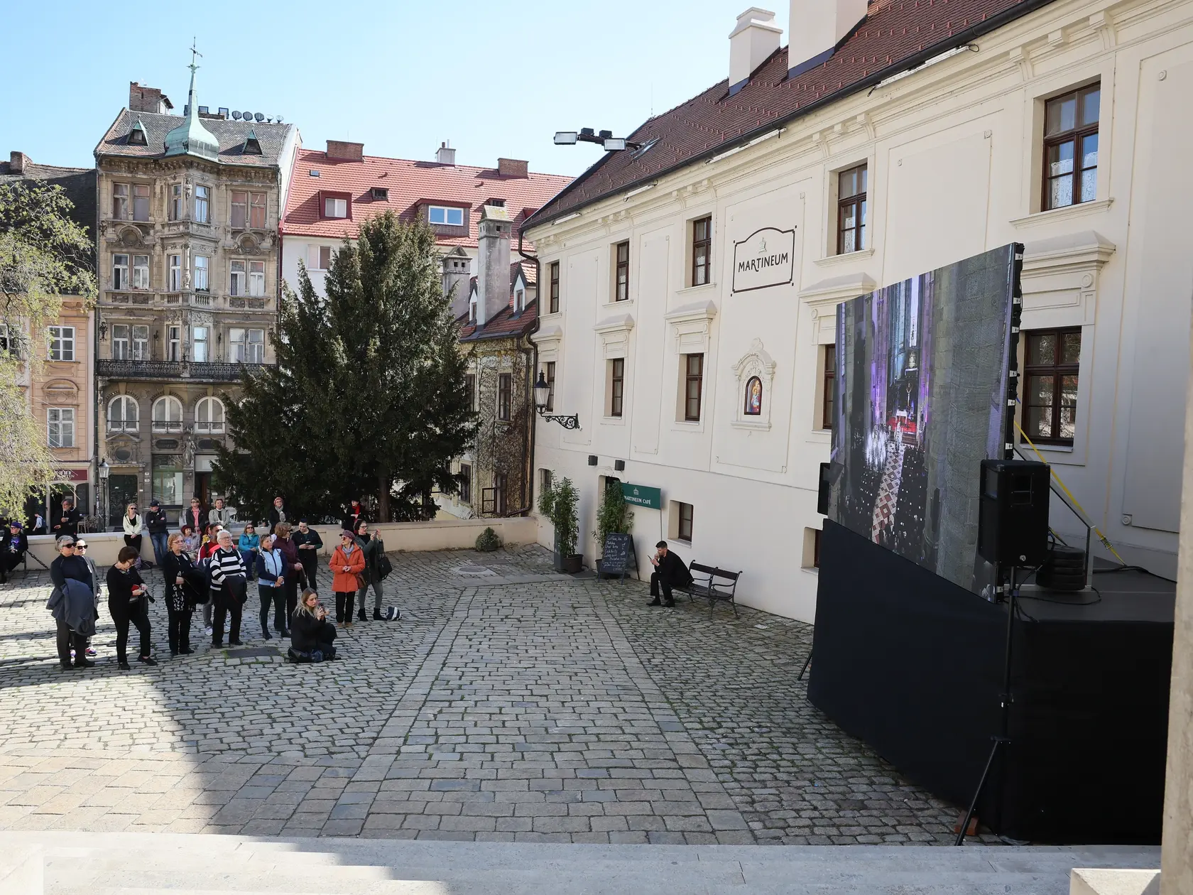 Posledná rozlúčka s hercom Štefanom Kvietikom († 90) v Katedrále sv. Martina v Bratislave.