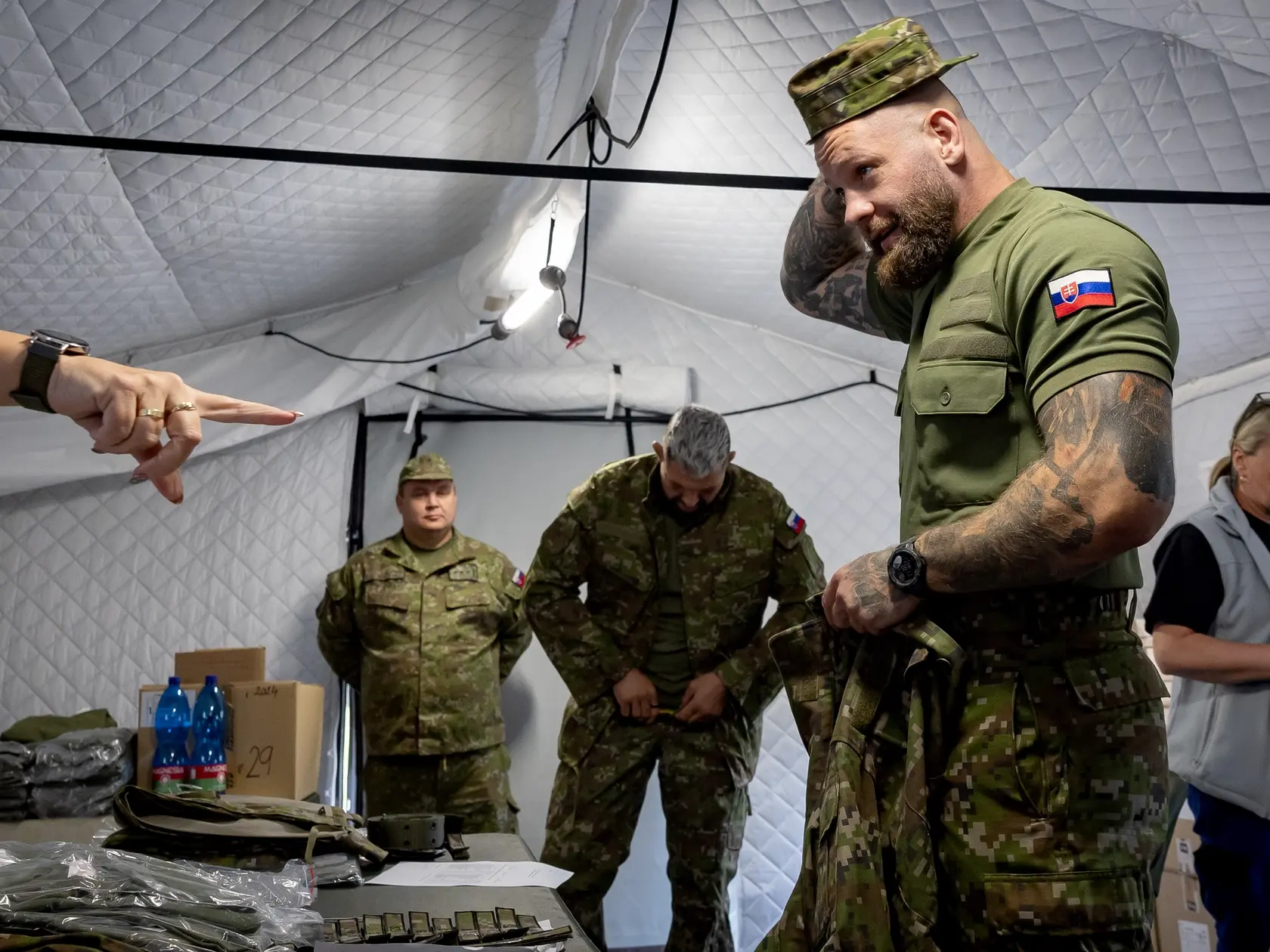 Národné obranné sily - nástup účasntíkov prvého dvojtýždňového turnusu, ktorého sa zúčastnil aj prezident Slovenskej republiky Peter Pellegrini a minister vnútra SR Robert Kaliňák. Na snímke sú zápasníci MMA Attila Végh a Vlasto Čepo.