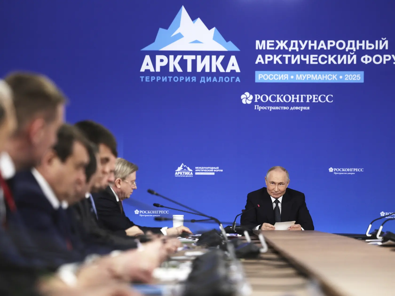KK23 Murmansk - Ruský prezident Vladimir Putin počas fóra o rozvoji Arktídy v severoruskom prístavnom meste Murmansk 27. marca 2025. Rusko minulý rok zaznamenalo rekord v objeme prepraveného nákladu severnou trasou, ktorá skracuje čas cesty medzi Európou a Áziou. Topiaci sa arktický ľad pomáha Moskve presmerovať obchod, ktorý zasiahli sankcie po invázii ruskej armády na Ukrajinu. FOTO TASR/AP
Russian President Vladimir Putin, right, chairs a meeting on the development of the Russian Arctic Zone on the sidelines of the International Arctic Forum in Murmansk, Russia, Thursday, March 27, 2025. (Gavriil Grigorov, Sputnik, Kremlin Pool Photo via AP)