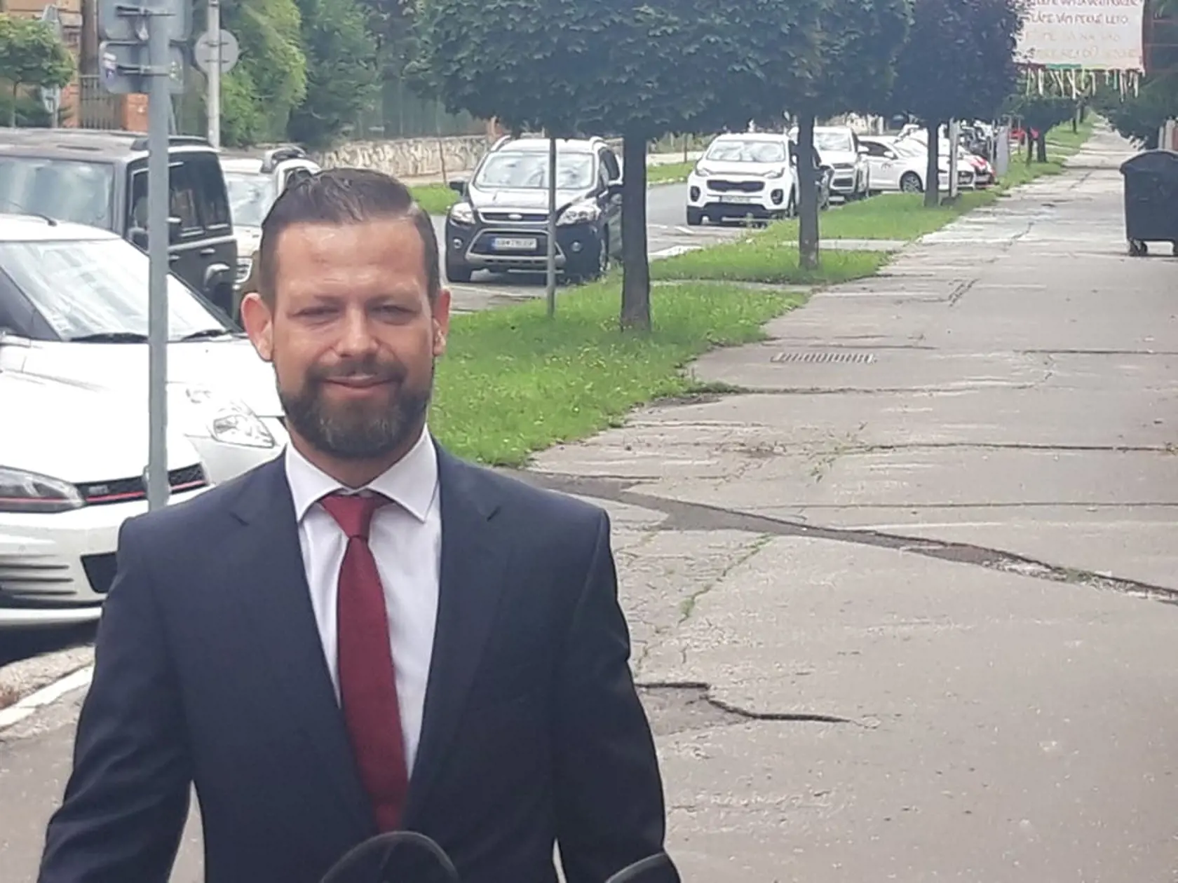 - Očakávame, že bude podaný návrh zo strany dozorujúcej prokurátorky na predĺženie lehoty trvania väzby. Neviem teraz povedať, akým spôsobom bude prokurátorka poukazovať a dôvodiť, že treba predĺžiť väzbu. Potom sudca vytýči výsluch – či bude moja klientka spôsobilá alebo nie, ešte neviem posúdiť. Momentálne v tomto stave nie je schopná, aby bola prítomná, ale toto rozhodovanie o predĺžení lehoty trvania väzby sa môže uskutočniť aj bez jej prítomnosti.