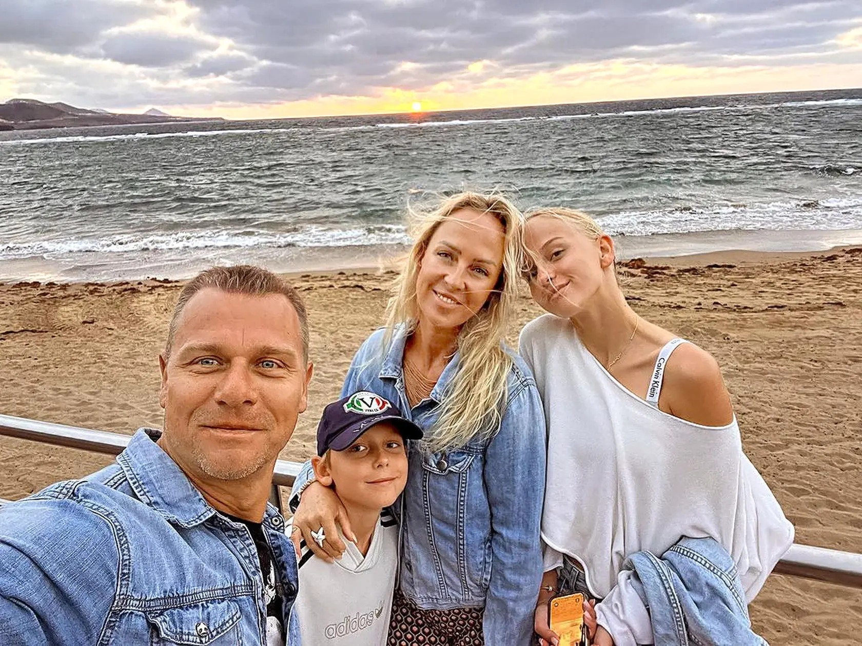 Belohorcová s manželom Vlastom a deťmi Salmou a Neviom žijú už niekoľko rokov na Tenerife.