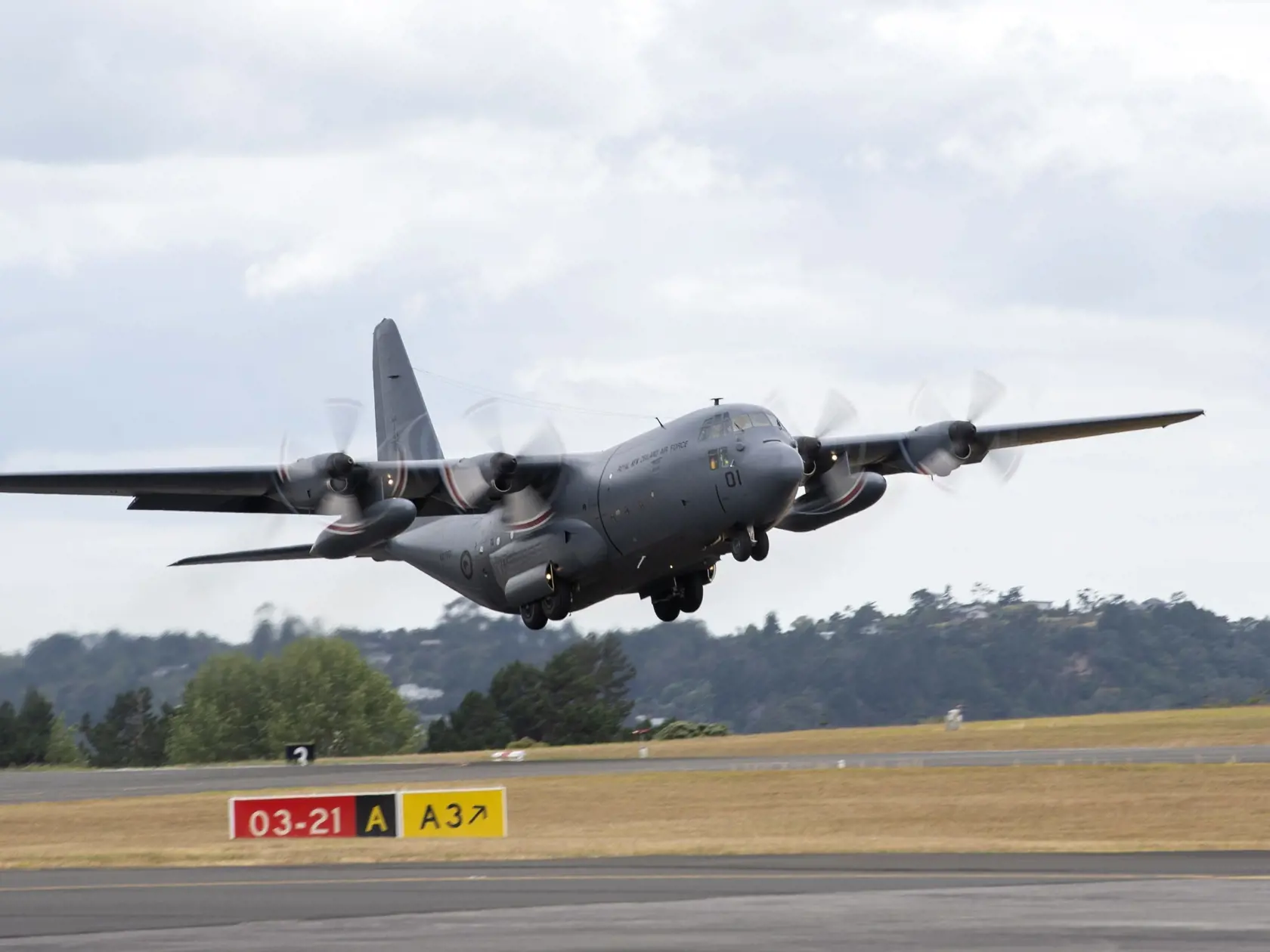 KK38 Auckland - Novozélandské vojenské transportné lietadlo typu C-130 Hercules odlieta z leteckej základne v Aucklande 20. januára 2022. Z Nového Zélandu vo štvrtok odštartovalo prvé lietadlo nesúce humanitárnu pomoc na ostrovný štát Tonga postihnutý výbuchom sopky. Pristávaciu dráhu hlavného letiska na Tonge vo štvrtok očistili od sopečného popola. FOTO TASR/AP
In this photo provided by the New Zealand Defence Force, a Royal New Zealand Air Force C-130 Hercules leaves an airbase in Auckland, T