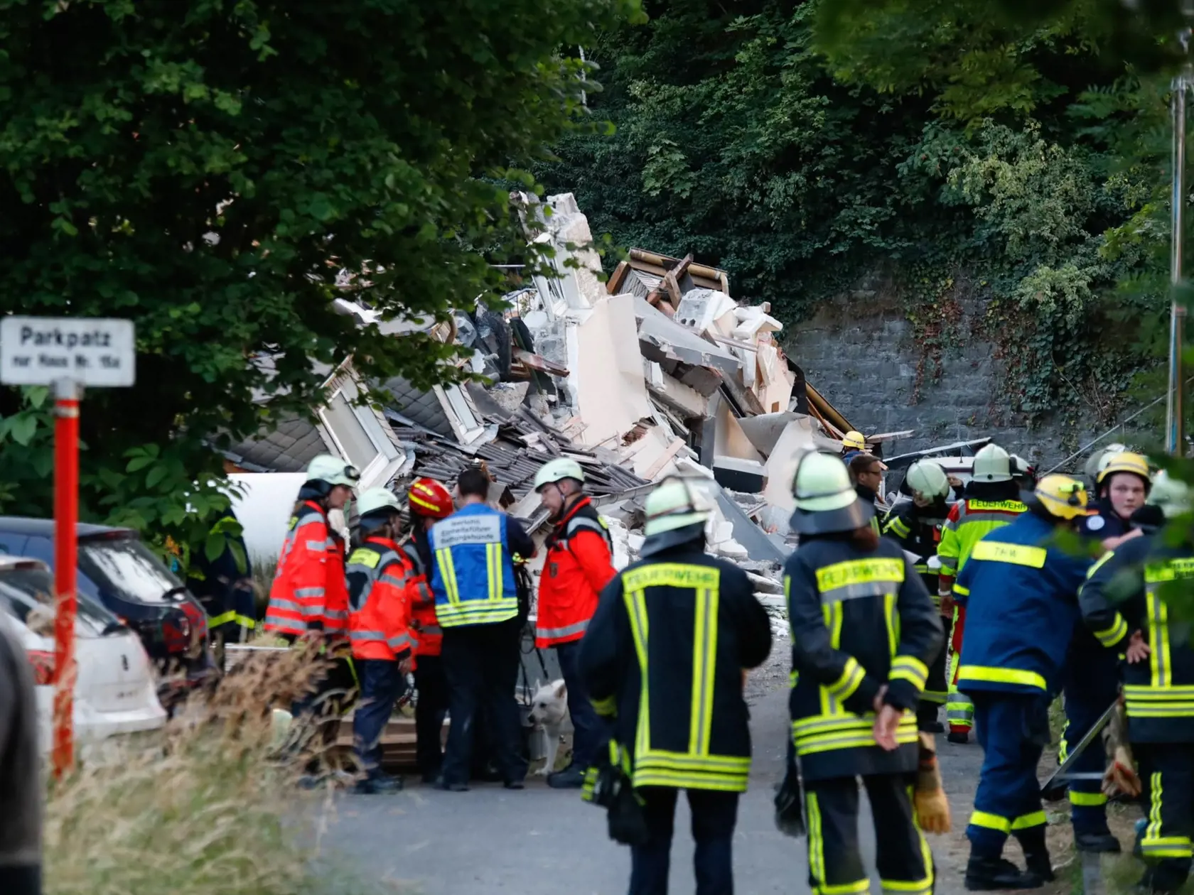Telo mŕtvej ženy vytiahli záchranári v sobotu ráno z trosiek bytového domu, ktorý v piatok zničil zrejme výbuch plynu. Jej totožnosť zatiaľ nie je známa. Uviedla to agentúra DPA s odvolaním sa na informácie miestnej polície.