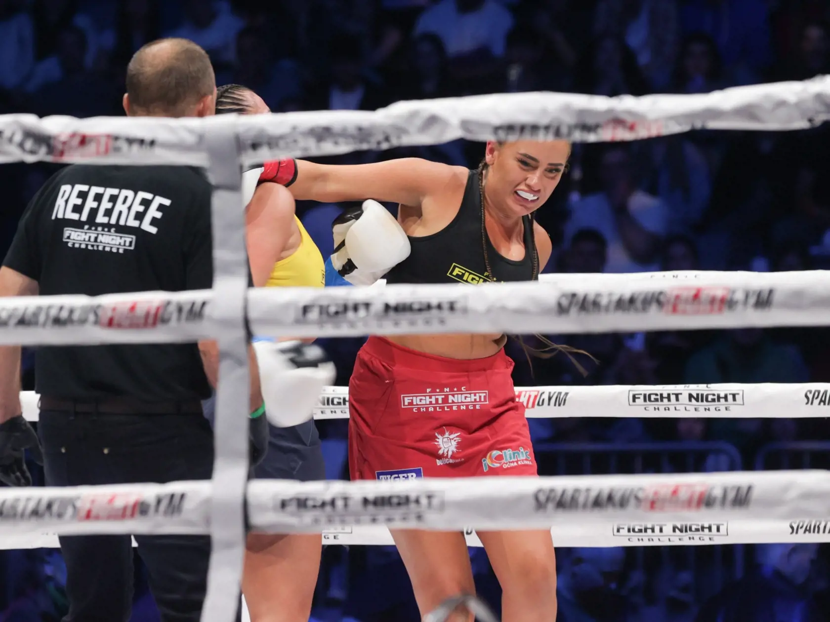 Lenka Tejbusová sa v ringu Fight Night Challenge pobila s ,,Kollárovou" Pimpinočkou. Pimpa vyhrala.