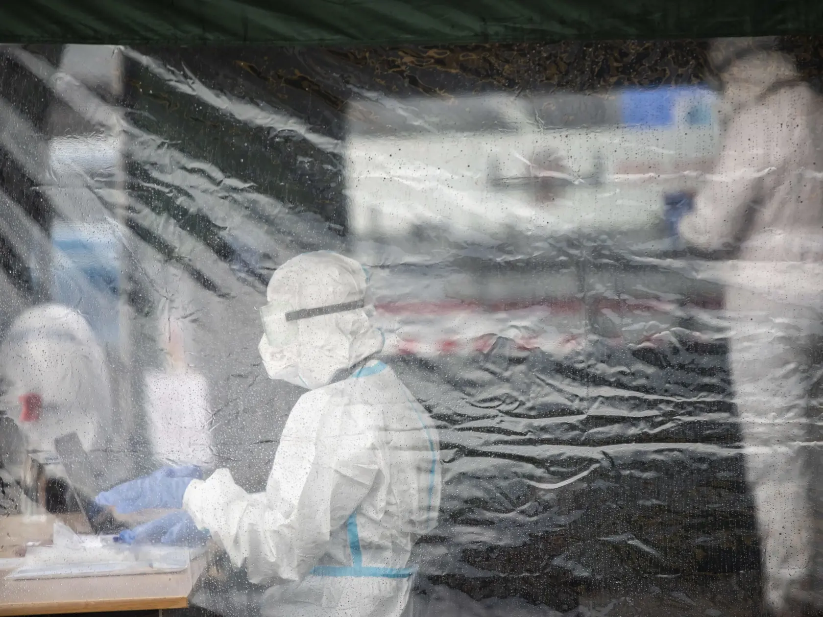 "Podľa dostupných informácií zo zahraničia by BA.2.76, ktorý ešte nemá vlastné pomenovanie, mohol podobne ako kentaur patriť do skupiny, ktorá dobre uniká protilátkam neutralizujúcim koronavírus. To znamená, že proti nemu nie je dostatočná imunita po prekonaní ochorenia, a to ani po infekcii omikronon, predovšetkým variantom BA.1," uviedla Jiřincová.