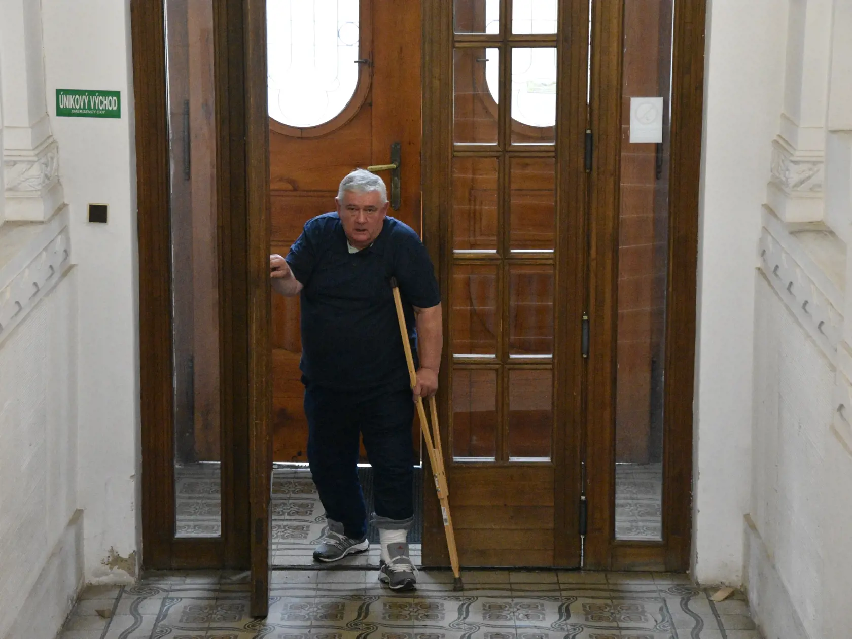 Na Špecializovanom trestnom súde (ŠTS), pracovisko Banská Bystrica, sa v stredu začalo hlavné pojednávanie s exšéfom SNS a bývalým primátorom Žiliny Jánom S. Obžalovaný je z korupcie, prípad súvisí s ovplyvňovaním žilinského krajského súdu. Na snímke Ján S. na ŠTS v Banskej Bystrici 7. júna 2023. FOTO TASR - Lukáš Mužla