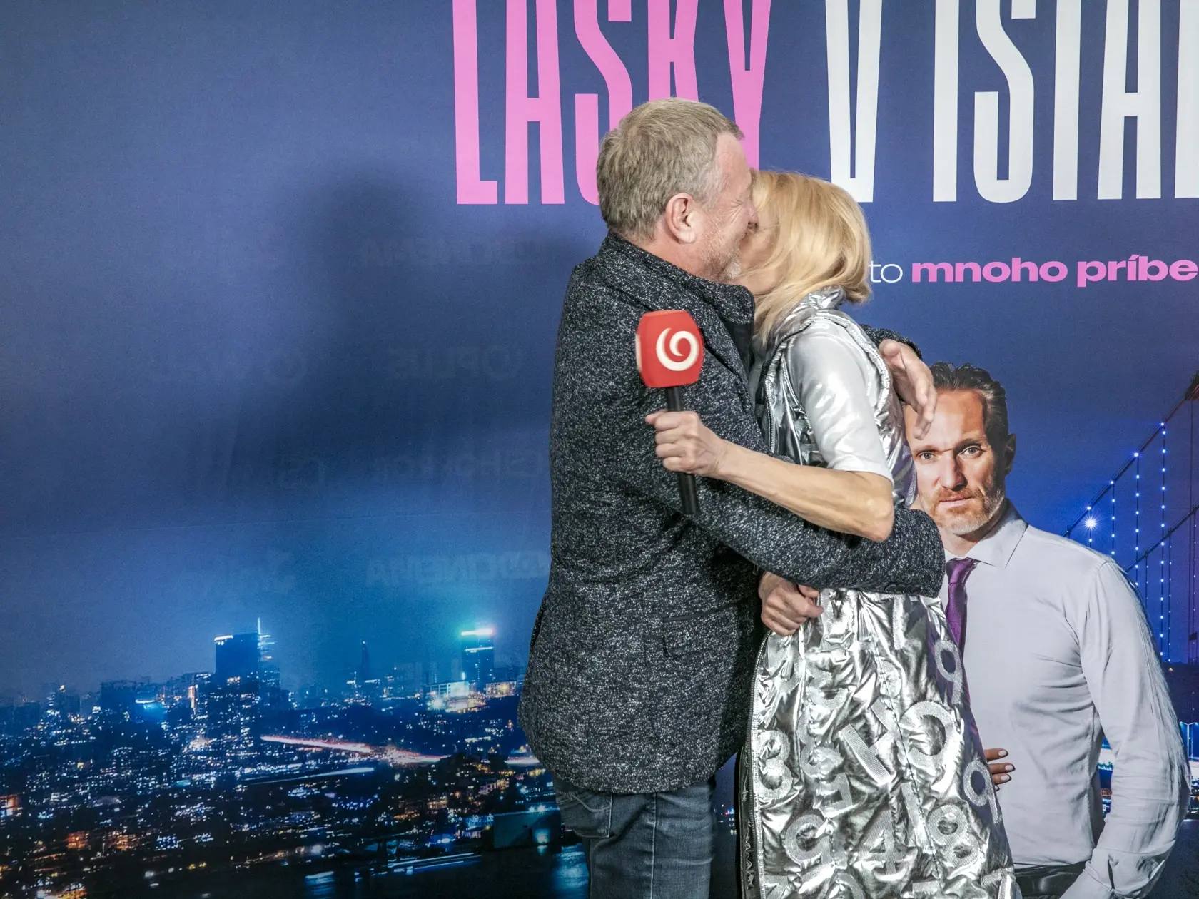 Premiéra jojkárskeho seriálu Lásky v Istanbule. Maroš Kramár vo vrúcnom objatí s Veronikou Žilkovou.