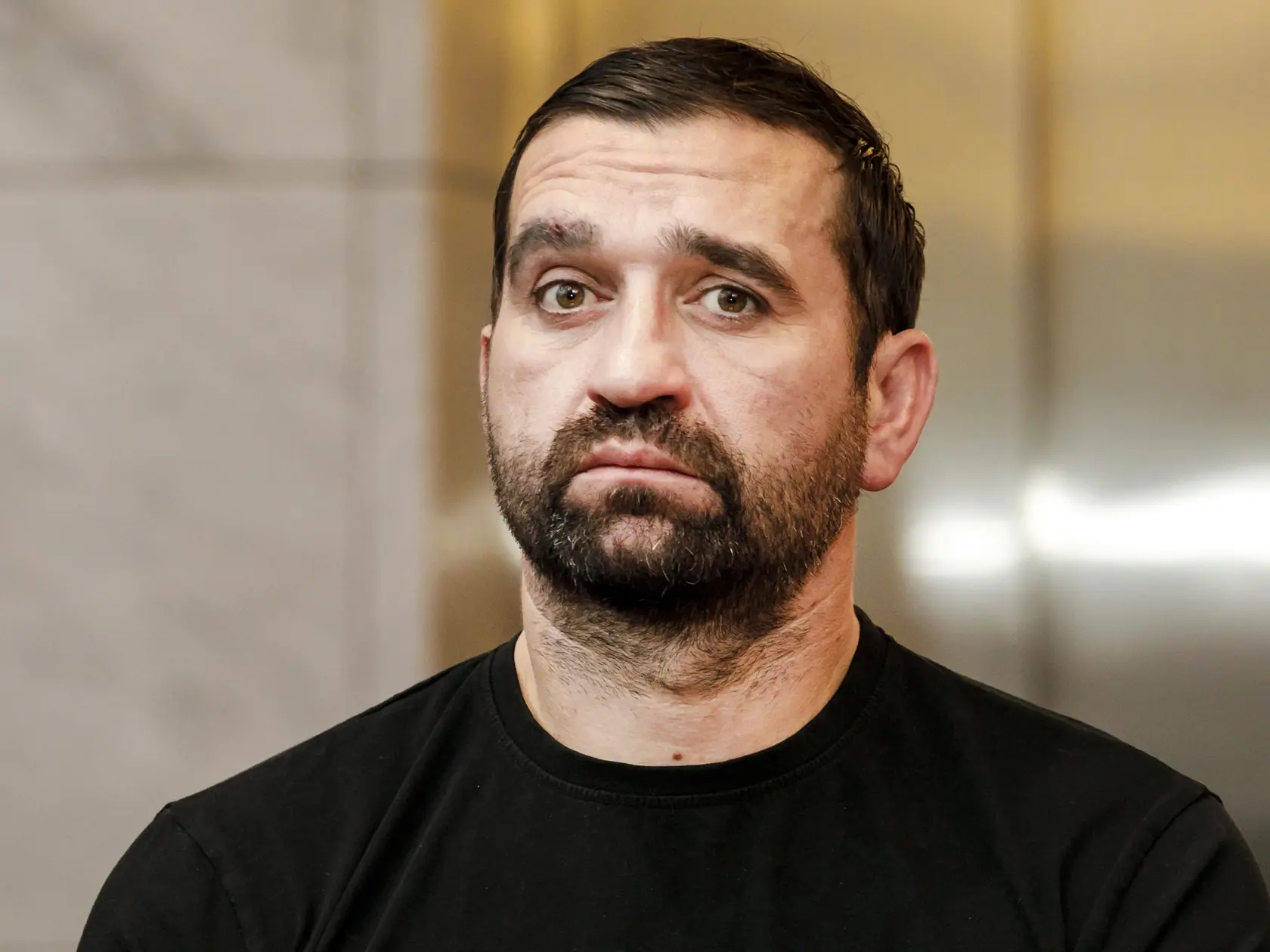 Na snímke herec Milan Ondrík (Kleant, Angelikin ctiteľ) počas tlačovej konferencie po verejnej generálke hry Jean-Baptiste Moliéra Zdravý nemocný v Slovenskom národnom divadle v Bratislave 23. januára 2025. FOTO TASR - Dano Veselský