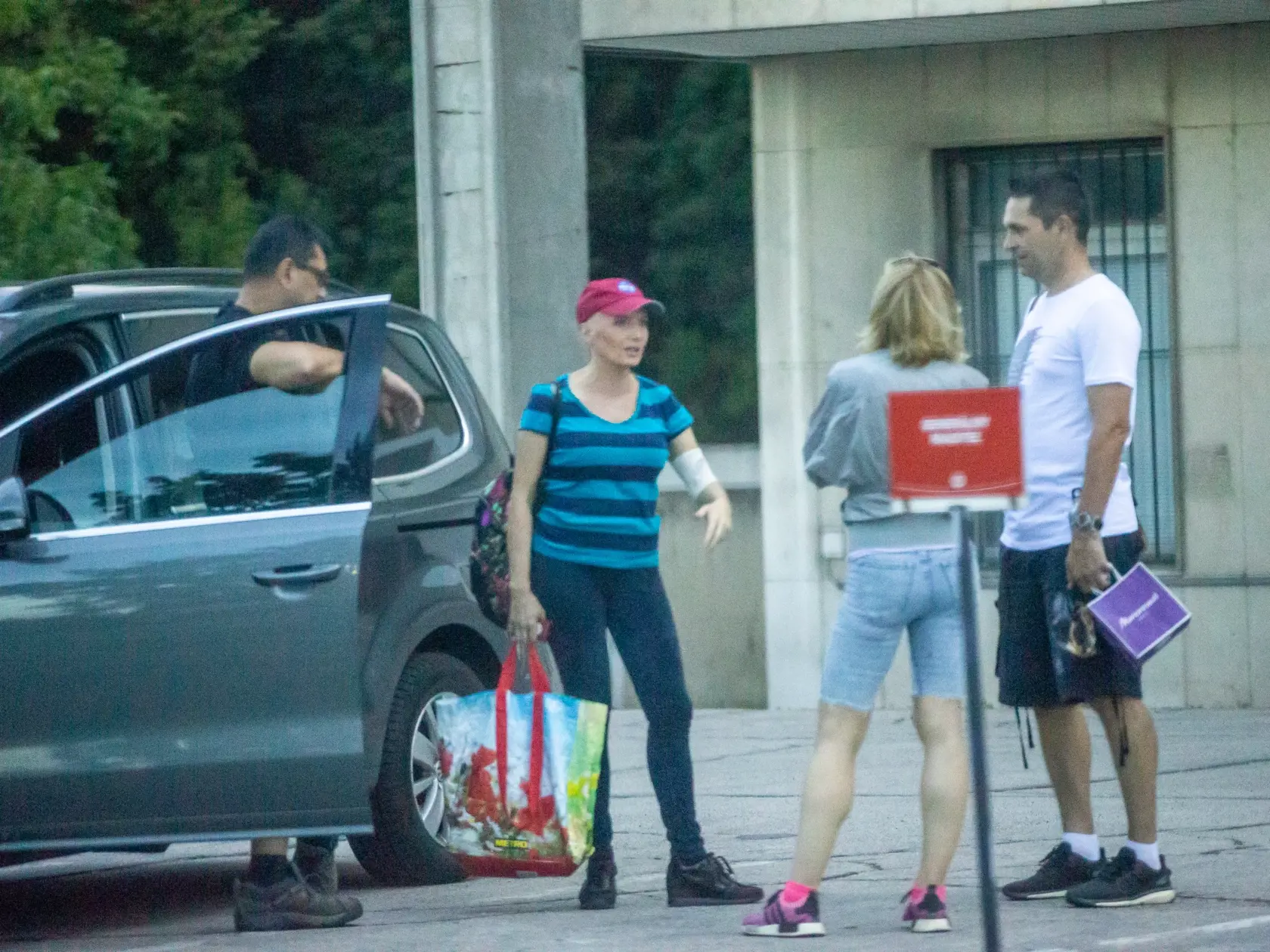 Na snímke je Aneta Parišková s manželom Miroslavom Polakovičom a kolegom Jánom Mečiarom pred televíziou JOJ po moderovaní relácie. 