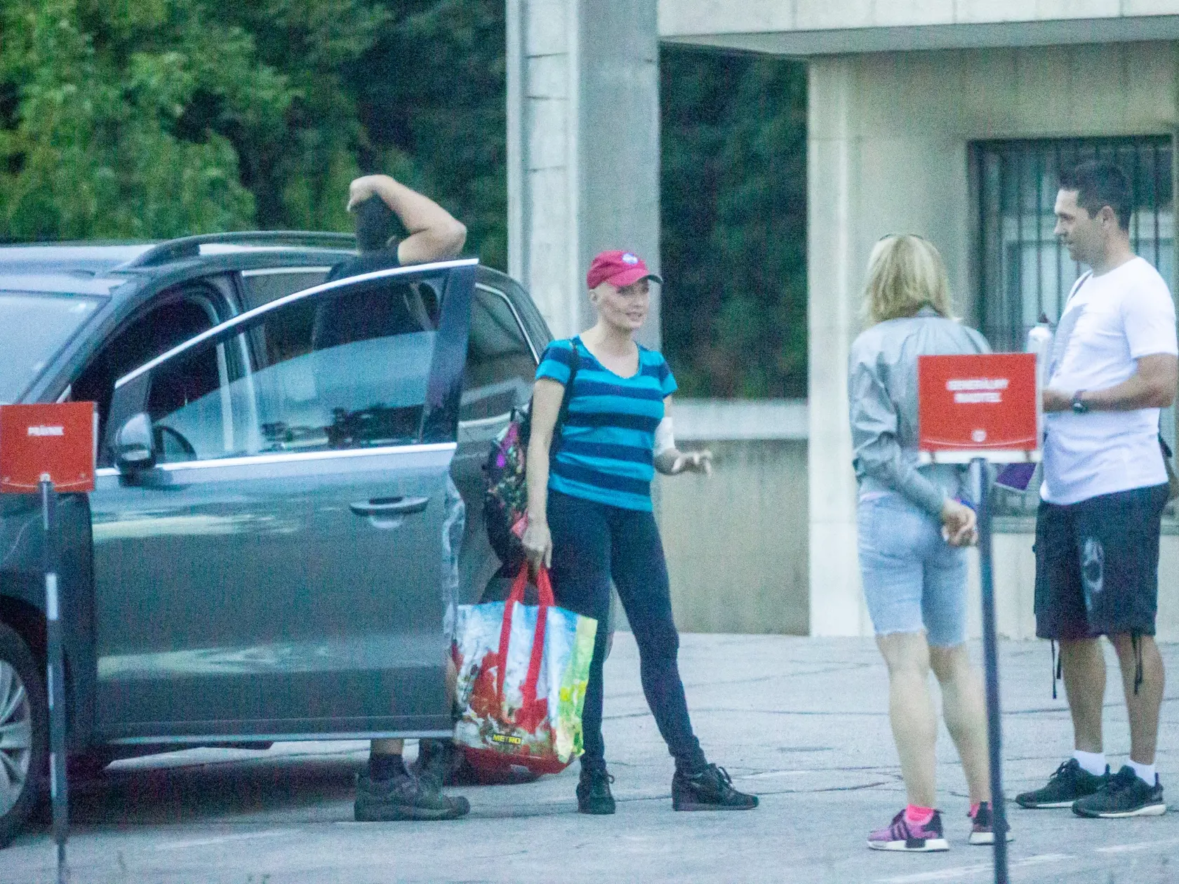 Na snímke je Aneta Parišková s manželom Miroslavom Polakovičom a kolegom Jánom Mečiarom pred televíziou JOJ po moderovaní relácie. 
