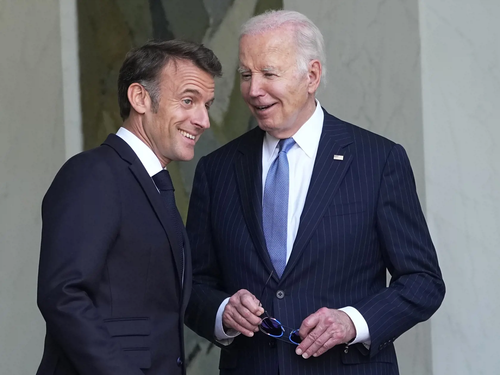Francúzsky prezident Emmanuel Macron (vľavo) a americký prezident Joe Biden sa usmievajú po stretnutí pred Elyzejským palácom  v Paríži v sobotu 8. júna 2024. Biden v stredu pricestoval na päťdňovú  návštevu Francúzska, kde sa v Normandii zúčastnil na oslavách 80. výročia vylodenia spojencov. Do Francúzska pricestoval počas volebného roka. Podľa prieskumov pred novembrovými prezidentskými voľbami zvádza tesný súboj s republikánom Donaldom Trumpom.