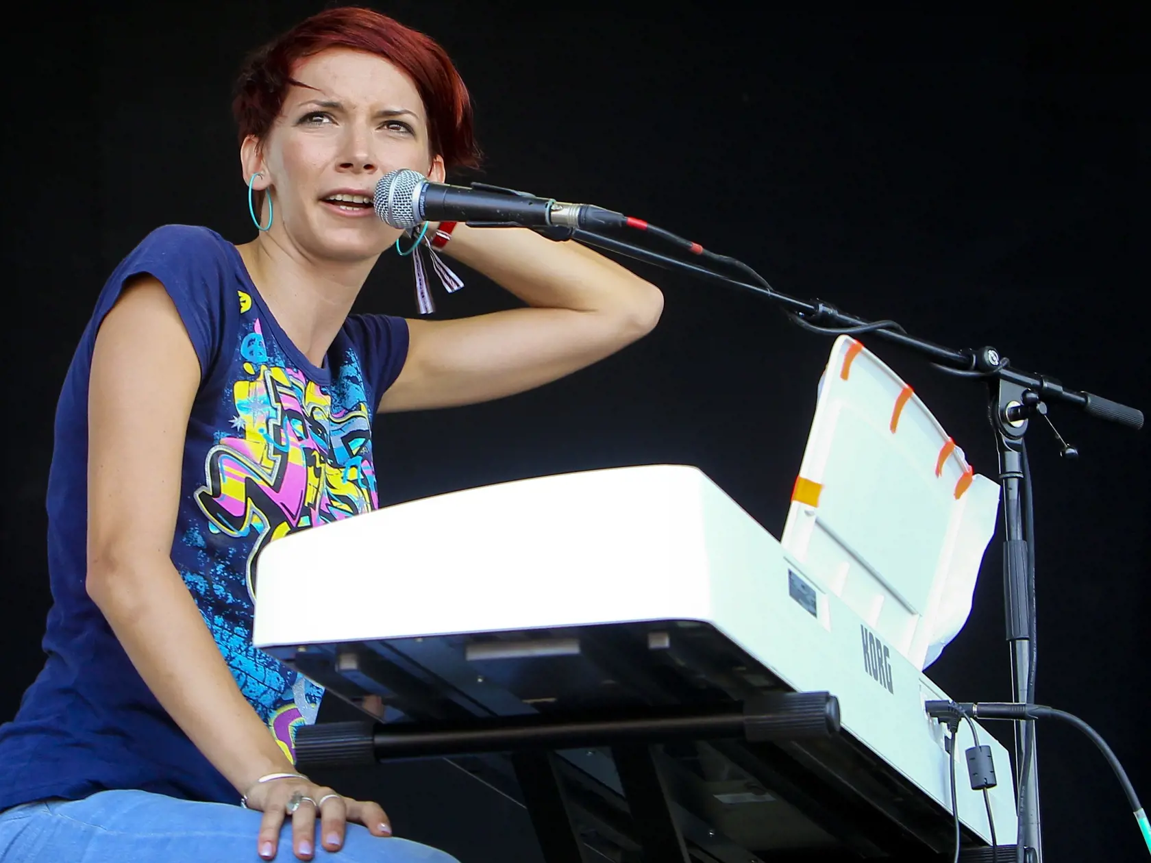 Na letisku v Trencine sa v tychto dnoch kona 16. rocnik festivalu Bazant Pohoda. Na snimke spevacka Dorota Nvotova pocas vystupenia so svojou nepalskou kapelou.