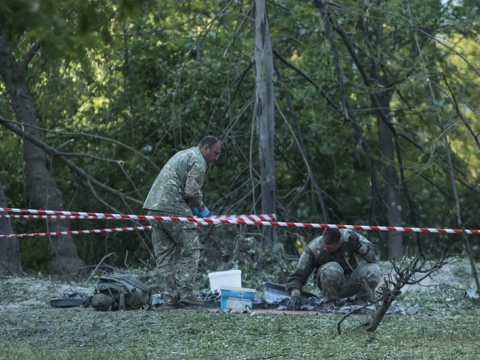 Policajti zbierajú dôkazy po raketovom útoku ruskej armády v Kyjeve vo štvrtok 1. júna 2023.