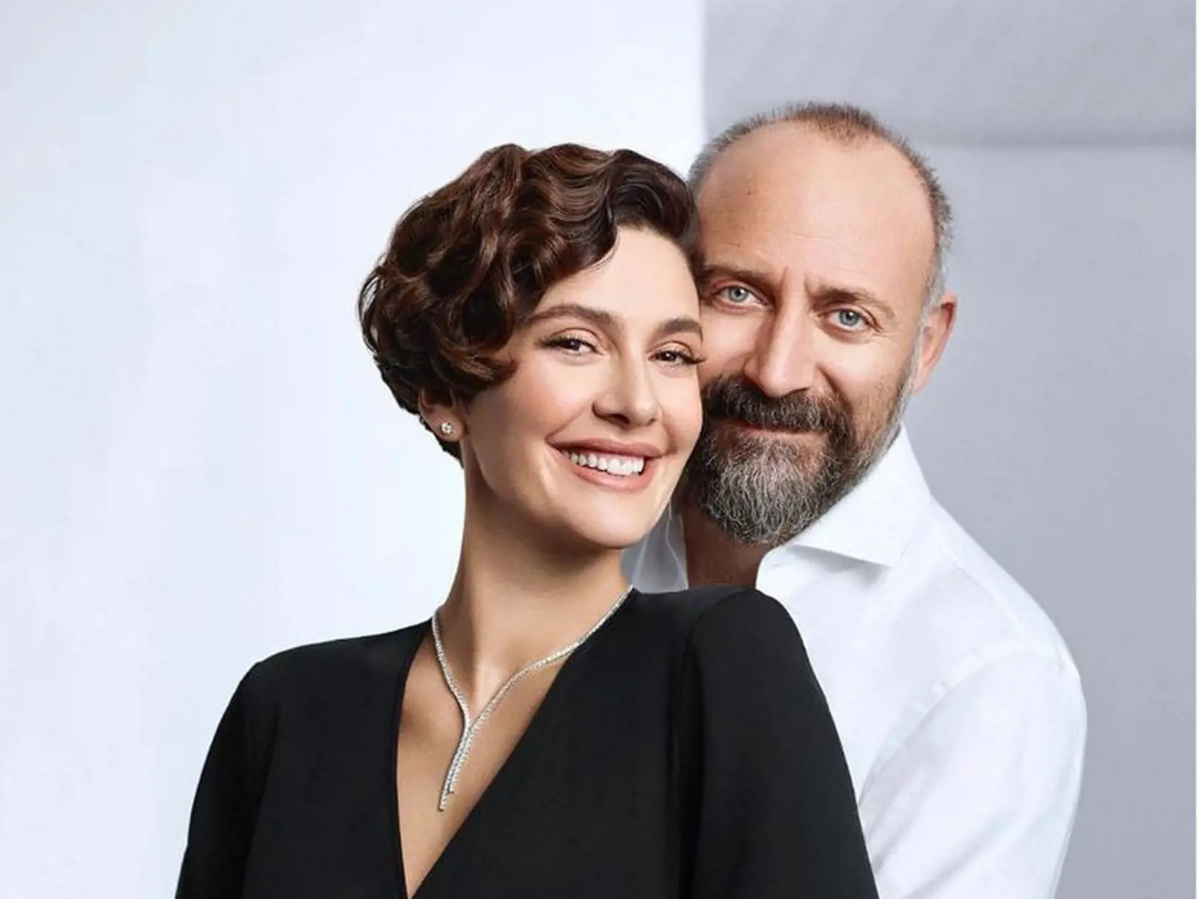 Bergüzar Korel a  Halit Ergenç sa tešia z druhého potomka