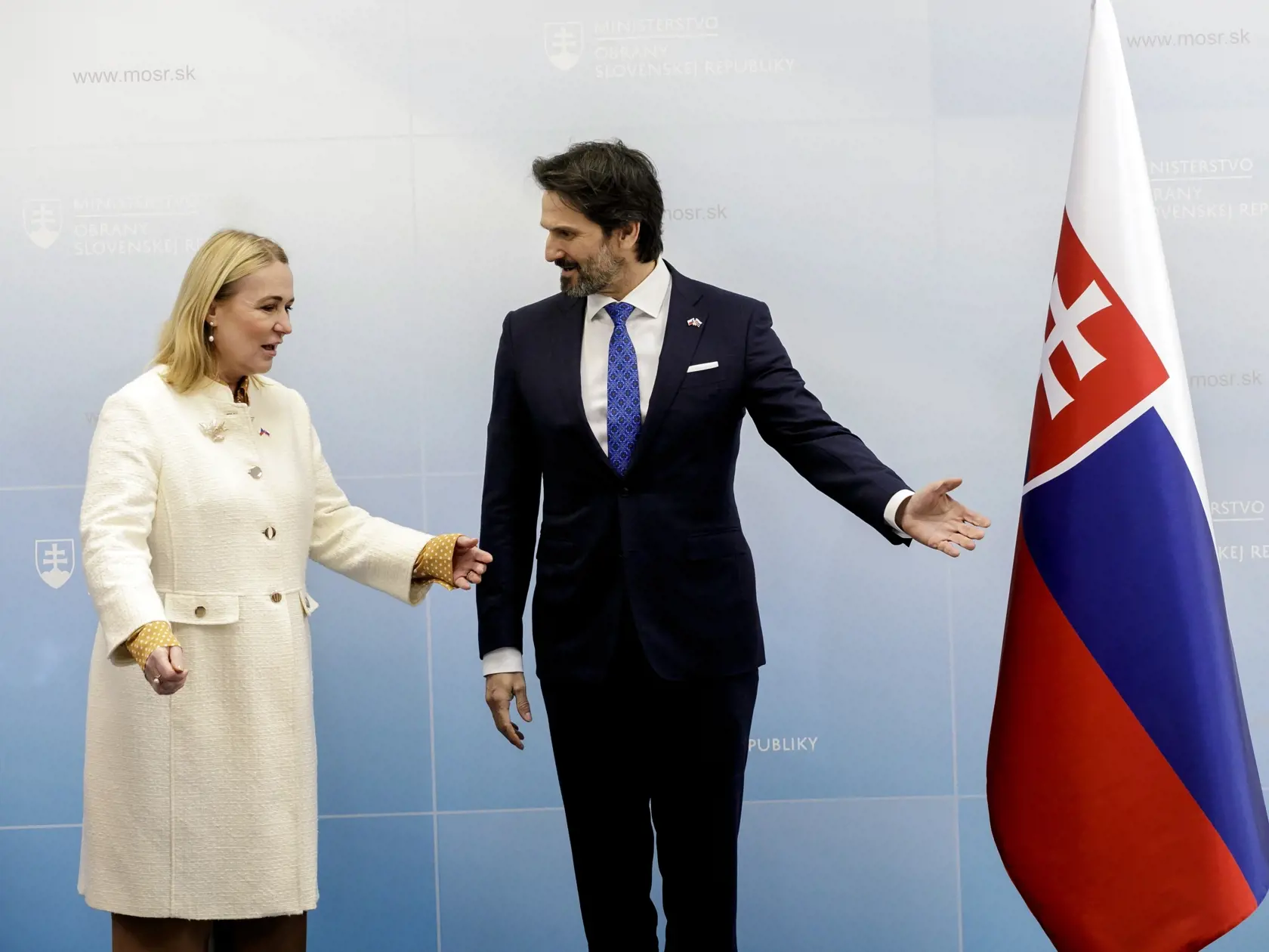 Na snímke podpredseda vlády a minister obrany SR Robert Kaliňák a ministerka obrany ČR Jana Černochová počas privítania pri príležitosti oficiálnej návštevy českej ministerky obrany na Slovensku v Bratislave 6. marca 2025. FOTO TASR – Dano Veselský