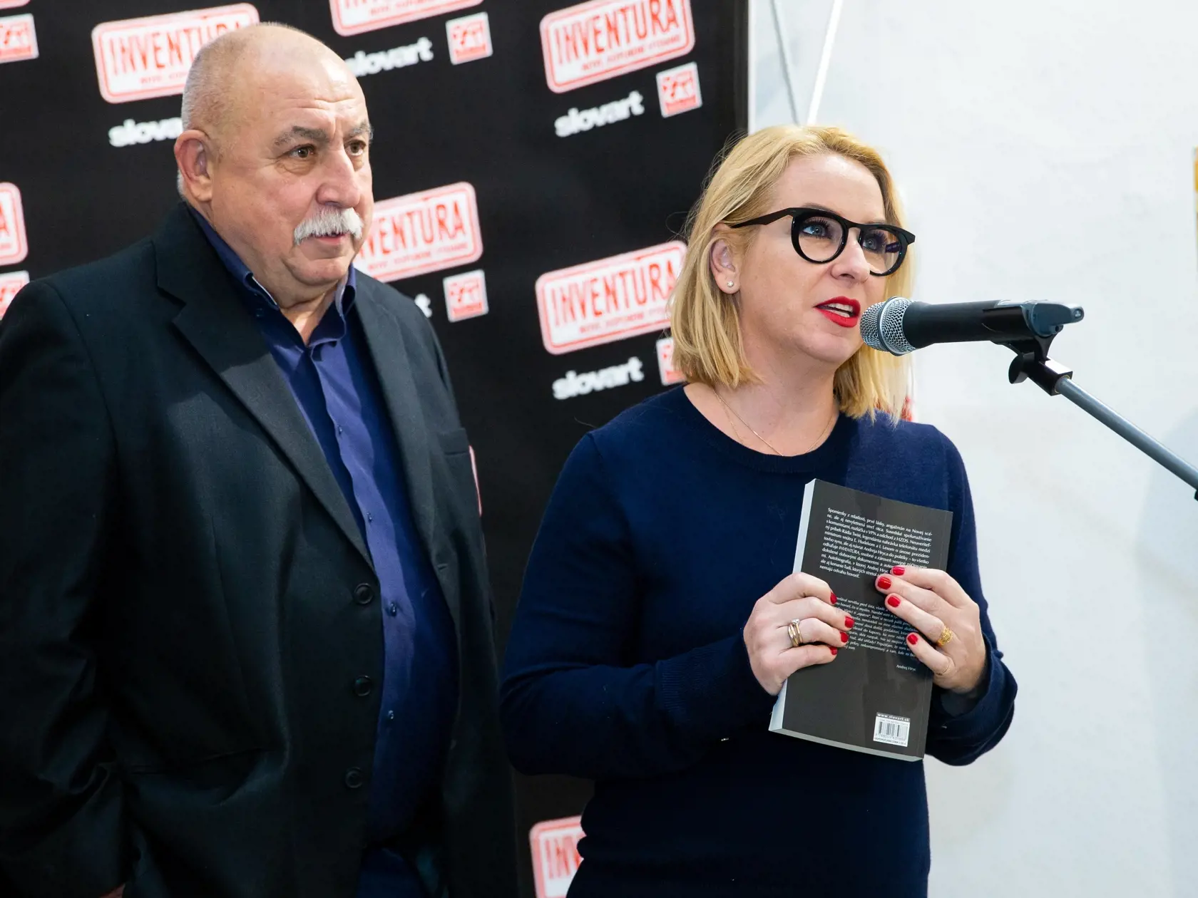 Krst knihy "Inventúra" od herca a spisovateľa Andreja Hryca v Bratislave. Na snímke Andrej Hryc s dcérou Wandou Adamík Hrycovou.
