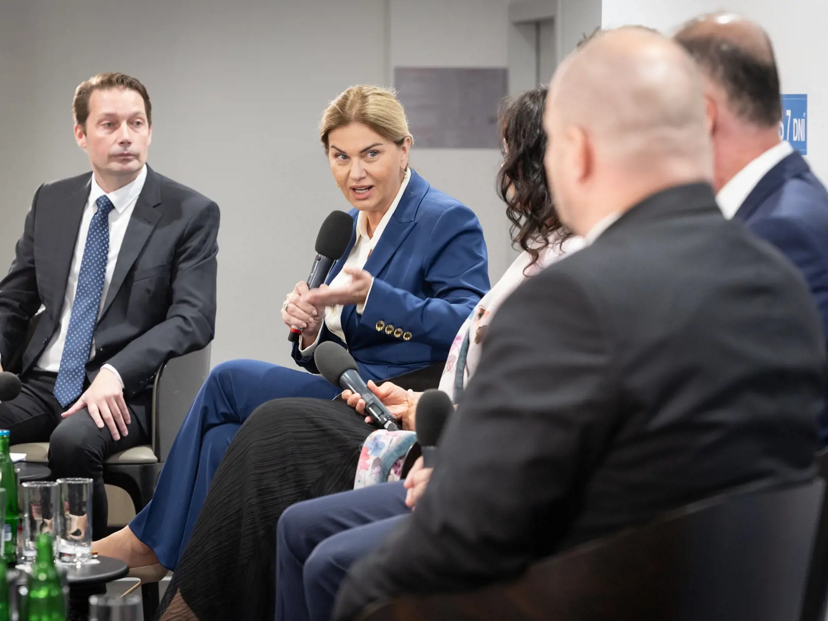 Predvolebná diskusia vydavateľstva News and Media Holding pred voľbami do Európskeho parlamentu, ktorú moderoval Noro Dolinský. Pozvanie prijali: Monika Beňová (Smer-SD), Miriam Lexman (KDH), Ľudovít Ódor (PS), Eugen Jurzyca (SaS) a Rudolf Huliak (SNS).