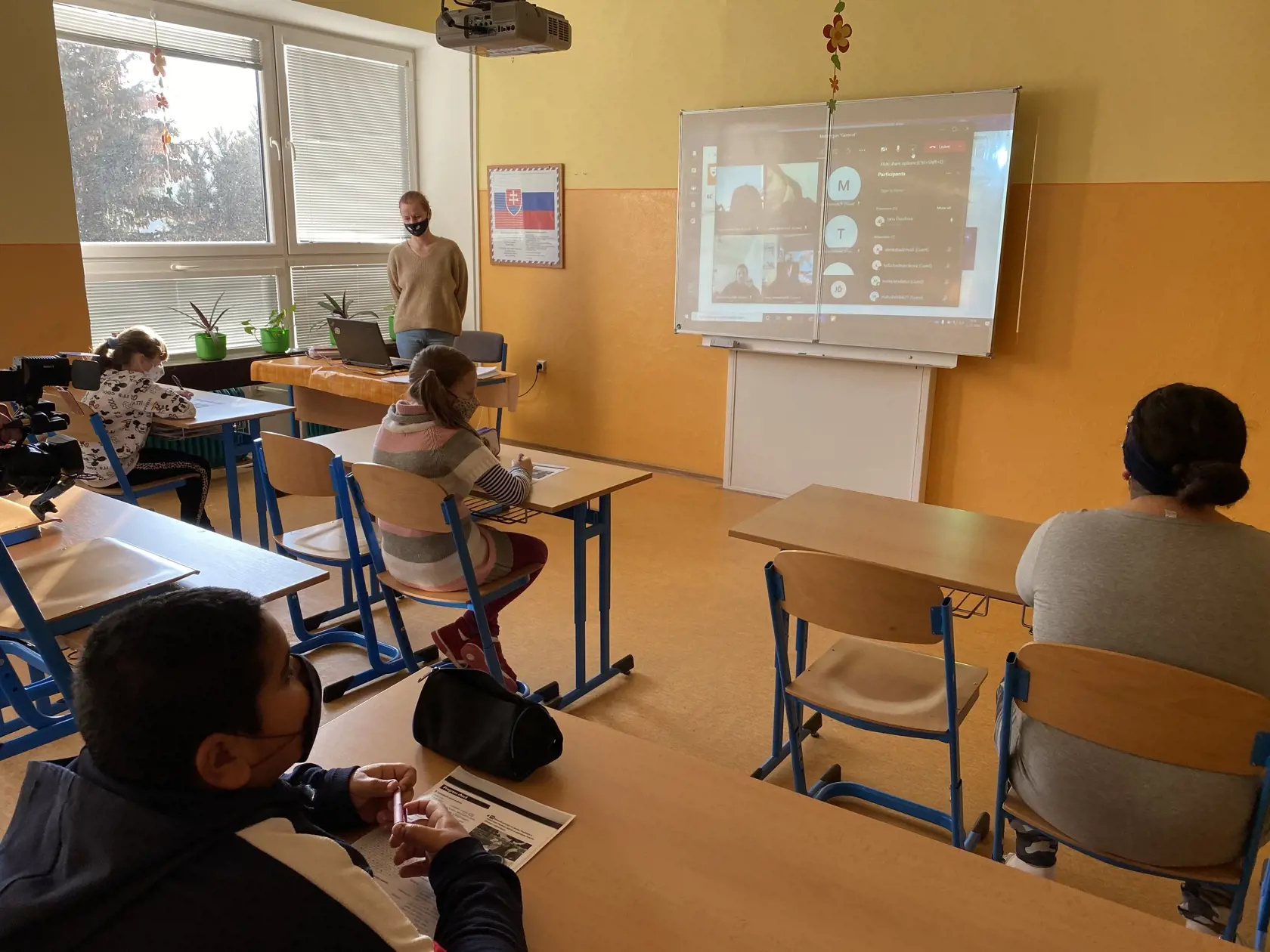 Angličtina s Janou Ďateľovou zo ZŠ s MŠ Nižná brána v Kežmarku v triede aj cez internet.