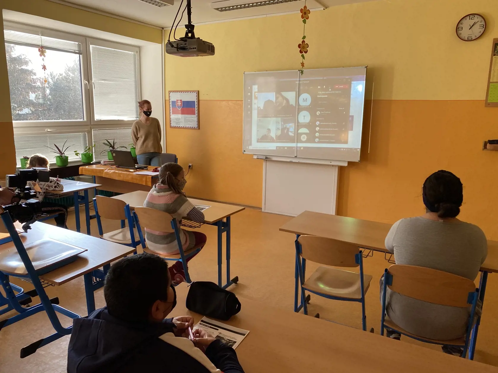 V Kežmarku chodia deti do škôl aj na druhom stupni. Do tried prichádza päť žiakov, ostatní sa k nim pripájajú z domu. Takto sa v priebehu týždňa vystriedajú všetci.