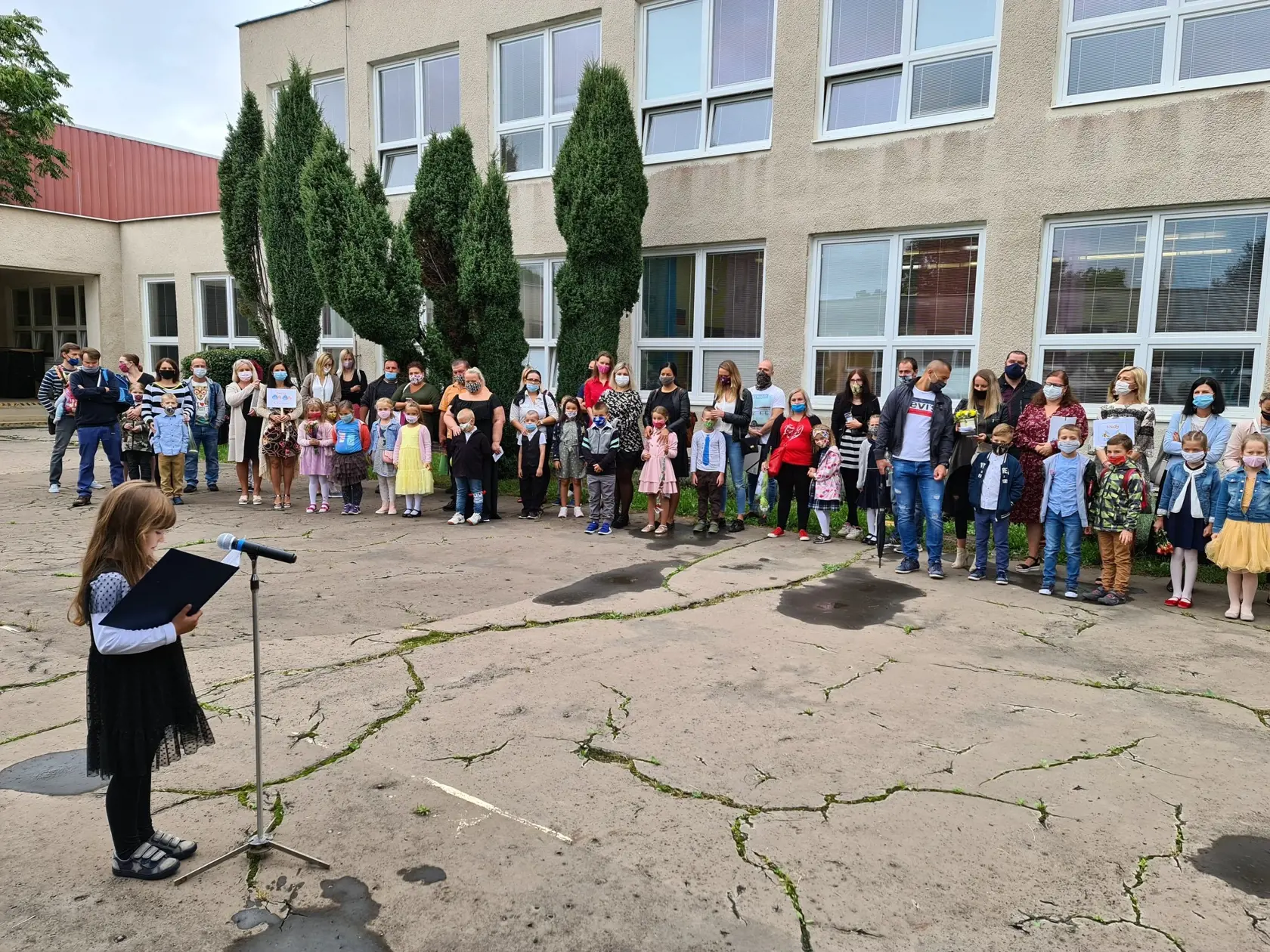 Školský rok sa na ZŠ Mirka Nešpora v Prešove skončil hneď, ako začal. Školu zatvorili po tom, ako jednému z učiteľov diagnostikovali koronavírus.
