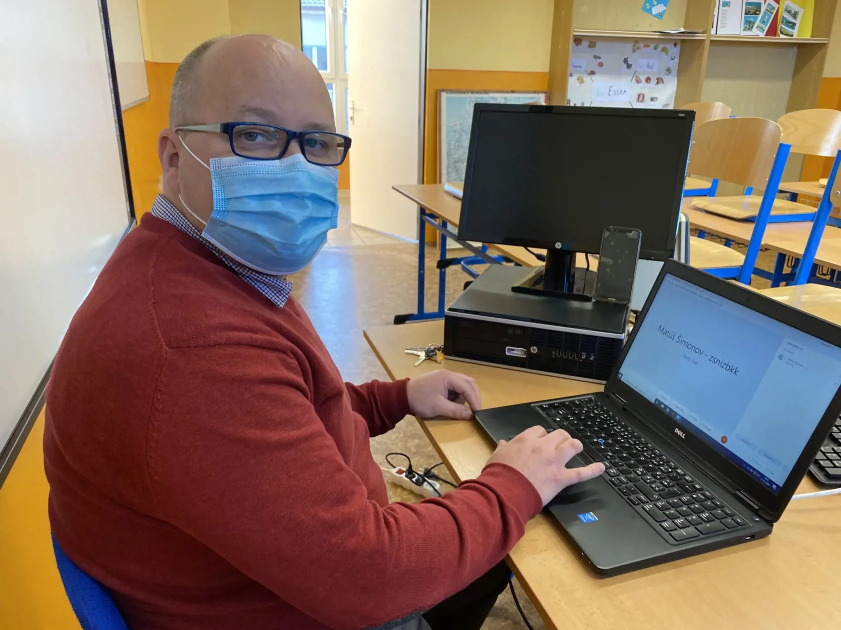 Dejepisár zo ZŠ s MŠ Nižná brána v Kežmarku Matúš Šimonov doteraz vyučoval cez internet v prázdnej triede. Riaditeľ školy našiel spôsob, ako dostať žiakov druhého stupňa do tried.