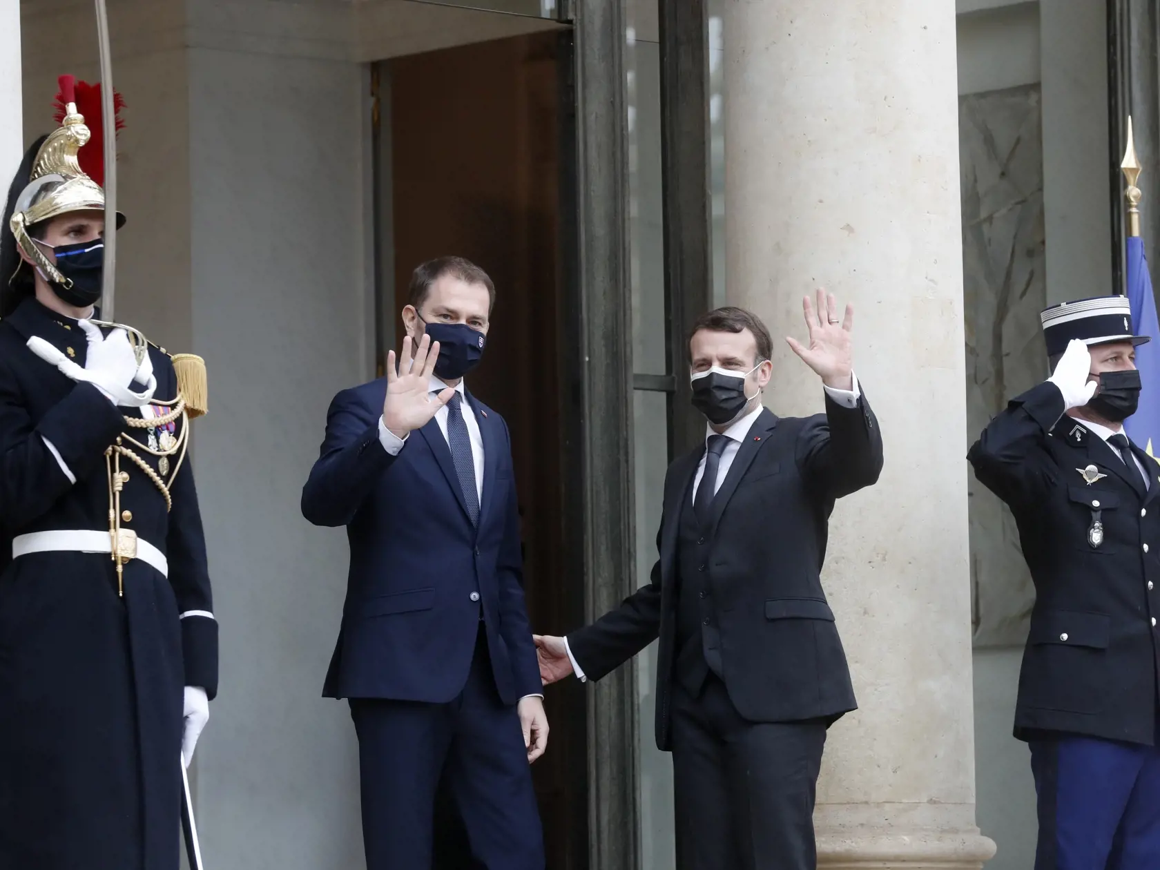 KK38 Paríž - Francúzsky prezident Emmanuel Macron (uprostred vpravo) víta slovenského premiéra Igorma Matoviča pred spoločným rokovaním 3. februára 2021 v Elyzejskom paláci v Paríži. FOTO TASR/AP
French President Emmanuel Macron, center right, waves as he welcomes Slovakia's Prime Minister Igor Matovic at the Elysee Palace Wednesday, Feb. 3, 2021 in Paris. (AP Photo/Thibault Camus)