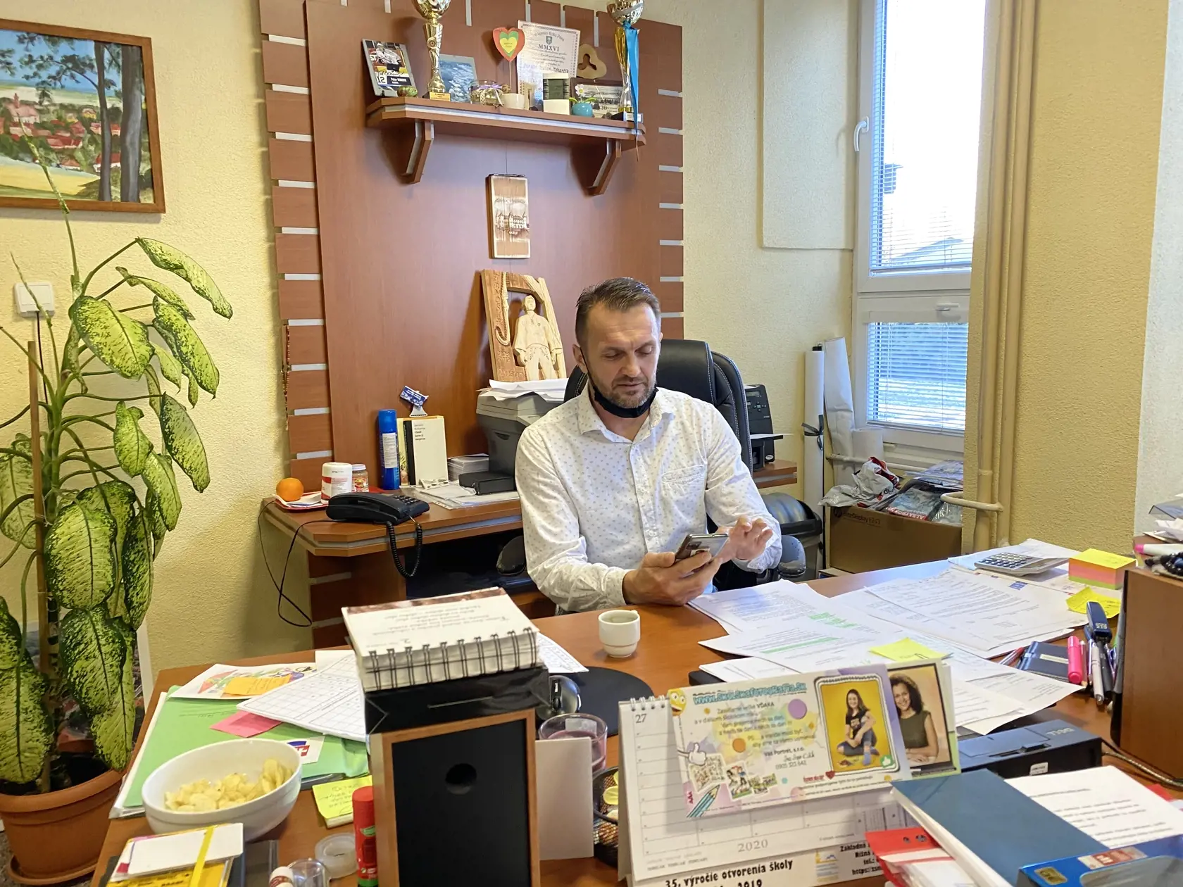 Deti sú už dlho doma. A to je zlé, lebo deti patria do školy. Spustili sme prezenčné vyučovanie kombinované s dištančnou formou. Teda piati a učiteľ sa budú vzdelávať priamo v škole a ostatní z triedy budú pripojení k nim z domáceho prostredia. Závisí to však od rodičov, no najlepšie by bolo, keby sa ich takto vystriedalo čo najviac,” uviedol riaditeľ Dušan Tokarčík.