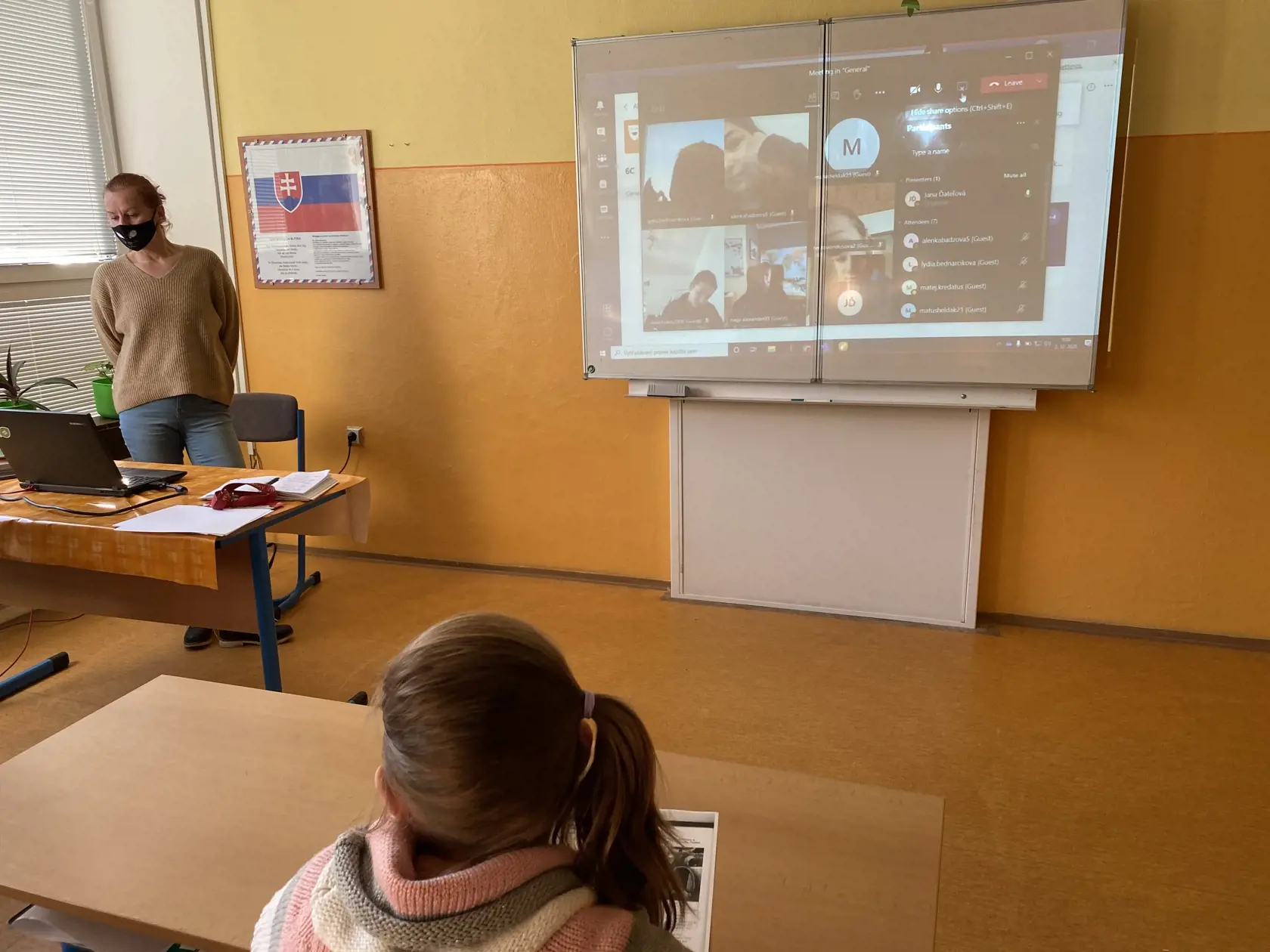 V Kežmarku chodia deti do škôl aj na druhom stupni. Do tried prichádza päť žiakov, ostatní sa k nim pripájajú z domu. Takto sa v priebehu týždňa vystriedajú všetci.