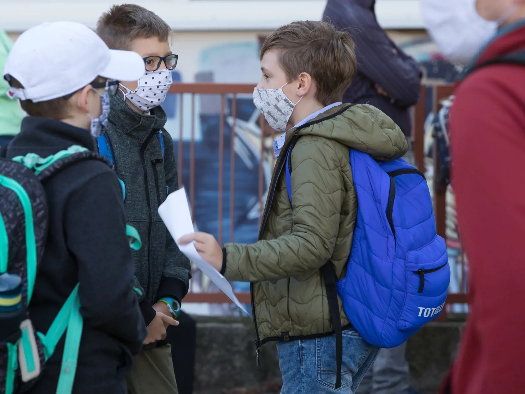 Začiatok školského roka na Slovensku, poznamenaný prítomnosťou koronavírusu Covid - 19. Deti na základnej škole Turnianska 10 v bratislavskej Petržalke prichádzajú na vyučovanie za sprísnených hygienických opatrení s rúškom na tvári.