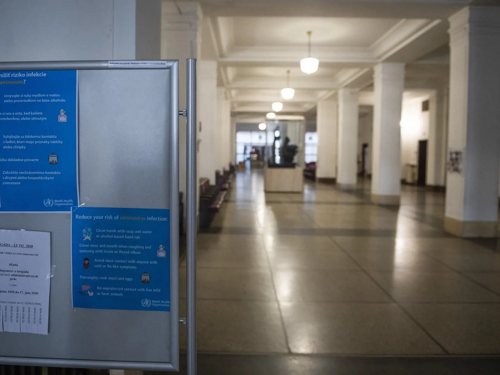 Na snímke prázdna chodba s plagátmi o upozorneniach na nový koronavírus v areáli Univerzity Komenského na Šafarikovom námestí, na ktorej bude od pondelka (9. 3.) na dva týždne prerušená prezenčná výučba v snahe predísť šíreniu nového koronavírusu  9. marca 2020 v Bratislave. FOTO TASR - Jaroslav Novák