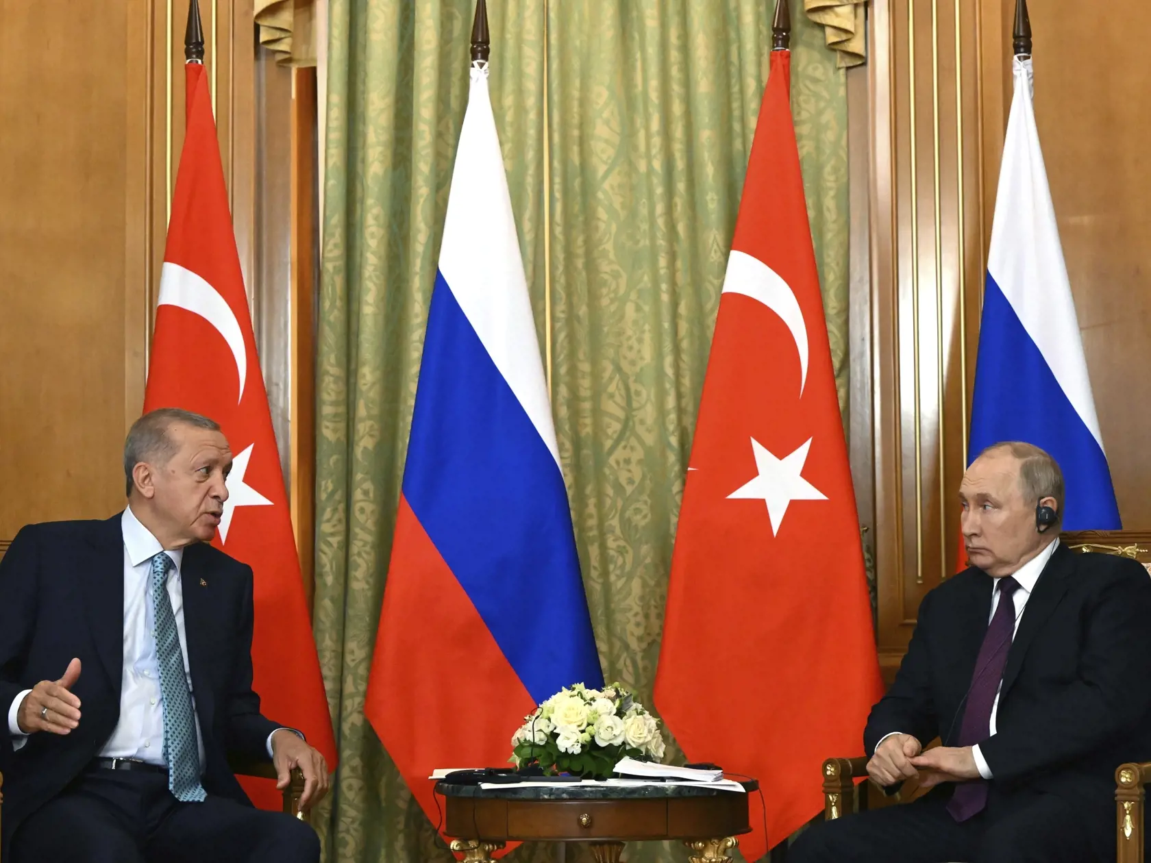 Ruský prezident Vladimir Putin v utorok telefonicky hovoril s prezidentom Turecka Recepom Tayyipom Erdoganom. Diskutovali spolu najmä o "vyostrenej" situácii v Sýrii, kde povstalci minulý týždeň po prekvapivej ofenzíve dobyli druhé najväčšie mesto Aleppo. TASR informuje podľa agentúry Reuters, ktorá sa odvoláva na vyhlásenie Kremľa.